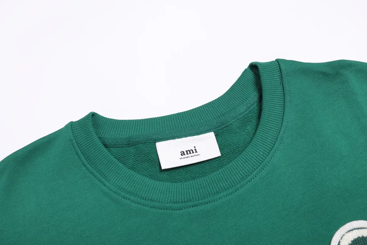 P150 Style No. 204 2025 embroidered large chapter style (with matching straight-leg sweatpants without color difference) AMI 2025 autumn and winter classic large chapter round neck sweatshirt 15 colors to meet everyone's needs. The fabric is made of 380 grams of pure cotton fabric, which is thick and textured. The whole network's counters purchase quality supporting output, which perfectly restores the genuine Zhang Zi. All thick wool knits are used. The absolute quality can be compared with any store in the market at will. There is no color difference in the fixed-dyed threads. The detailed accessories and tag packaging are all 1:1 with the genuine products. The ingenuity spirit gives back to customers.   Color: dark green Size: S M L XL