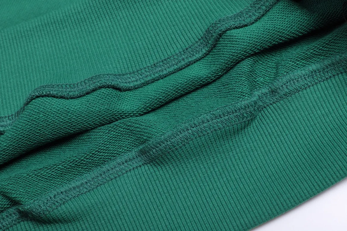 P150 Style No. 204 2025 embroidered large chapter style (with matching straight-leg sweatpants without color difference) AMI 2025 autumn and winter classic large chapter round neck sweatshirt 15 colors to meet everyone's needs. The fabric is made of 380 grams of pure cotton fabric, which is thick and textured. The whole network's counters purchase quality supporting output, which perfectly restores the genuine Zhang Zi. All thick wool knits are used. The absolute quality can be compared with any store in the market at will. There is no color difference in the fixed-dyed threads. The detailed accessories and tag packaging are all 1:1 with the genuine products. The ingenuity spirit gives back to customers.   Color: dark green Size: S M L XL
