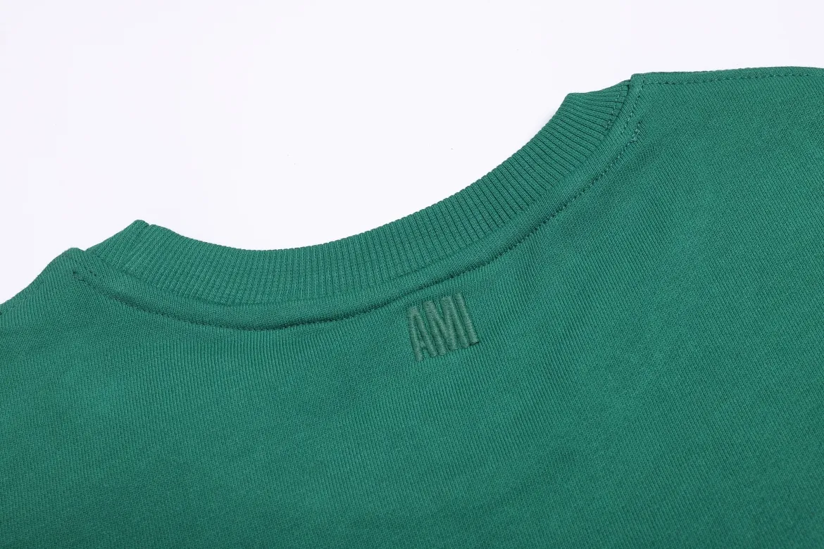 P150 Style No. 204 2025 embroidered large chapter style (with matching straight-leg sweatpants without color difference) AMI 2025 autumn and winter classic large chapter round neck sweatshirt 15 colors to meet everyone's needs. The fabric is made of 380 grams of pure cotton fabric, which is thick and textured. The whole network's counters purchase quality supporting output, which perfectly restores the genuine Zhang Zi. All thick wool knits are used. The absolute quality can be compared with any store in the market at will. There is no color difference in the fixed-dyed threads. The detailed accessories and tag packaging are all 1:1 with the genuine products. The ingenuity spirit gives back to customers.   Color: dark green Size: S M L XL