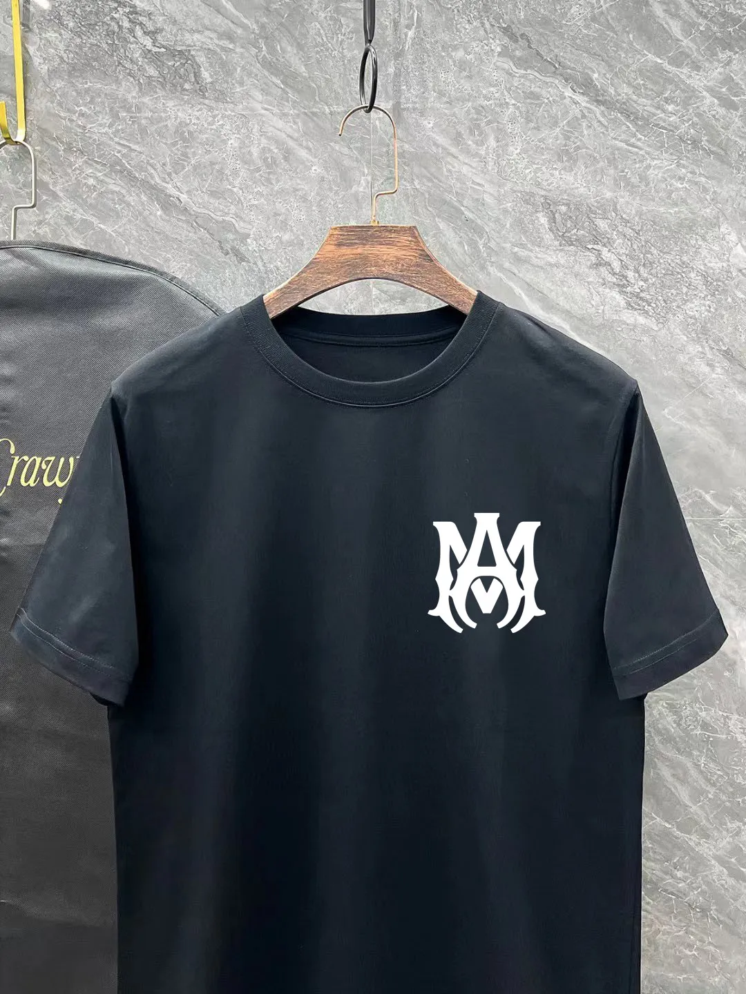P140 AMIRI# 2025 spring and summer new style debut counter, the latest short-sleeved round neck T-shirt, high-end custom design, avant-garde and fashionable! The brand logo is designed with heavy craftsmanship. High-end customized 260g fabric. Soft to the touch. Comfortable to wear. Exquisite stitching at the counter level. Fine workmanship. The upper body effect is incomparably handsome! A must-have item for a stylish man! Color: black. White! Size: S-2XL
