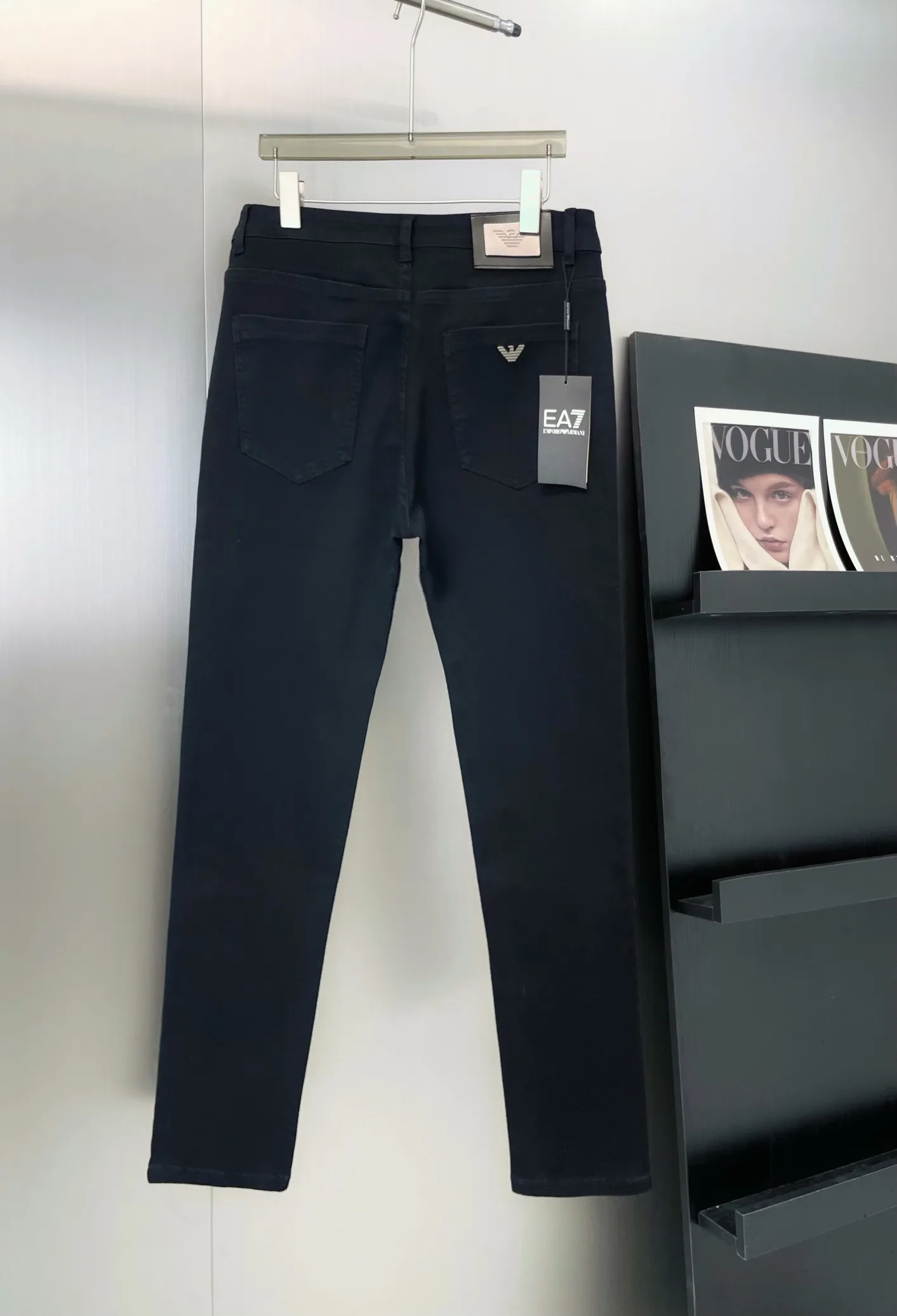 P220 🔥High-end quality Item number: D13 AMANI Armani classic OEM black jeans with logo. Customized hardware logo. High-end leather brand has a soul-like existence. Retro and fashionable. Modern. High-grade imported denim raw color fabric for customers. Pure 14oz denim fabric from Okayama, Japan. Heavy environmentally friendly plant enzyme washing process. This fabric has been perfectly transformed and sublimated. The texture has a light retro color, which enriches the overall vision. Classic SLIM tailoring style. Suitable for all kinds of daily wear. Versatile. Can be worn in all seasons. Color: Premium Black Size: M-XXL Size M L 125-140 Foot opening 30 32 34 35 140-155 Manual measurement, slight deviation⚠️