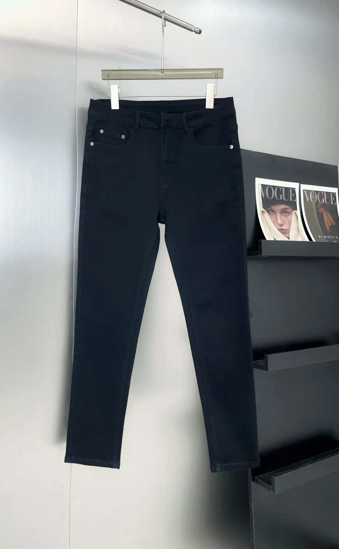 P220 🔥High-end quality Item number: D13 AMANI Armani classic OEM black jeans with logo. Customized hardware logo. High-end leather brand has a soul-like existence. Retro and fashionable. Modern. High-grade imported denim raw color fabric for customers. Pure 14oz denim fabric from Okayama, Japan. Heavy environmentally friendly plant enzyme washing process. This fabric has been perfectly transformed and sublimated. The texture has a light retro color, which enriches the overall vision. Classic SLIM tailoring style. Suitable for all kinds of daily wear. Versatile. Can be worn in all seasons. Color: Premium Black Size: M-XXL Size M L 125-140 Foot opening 30 32 34 35 140-155 Manual measurement, slight deviation⚠️
