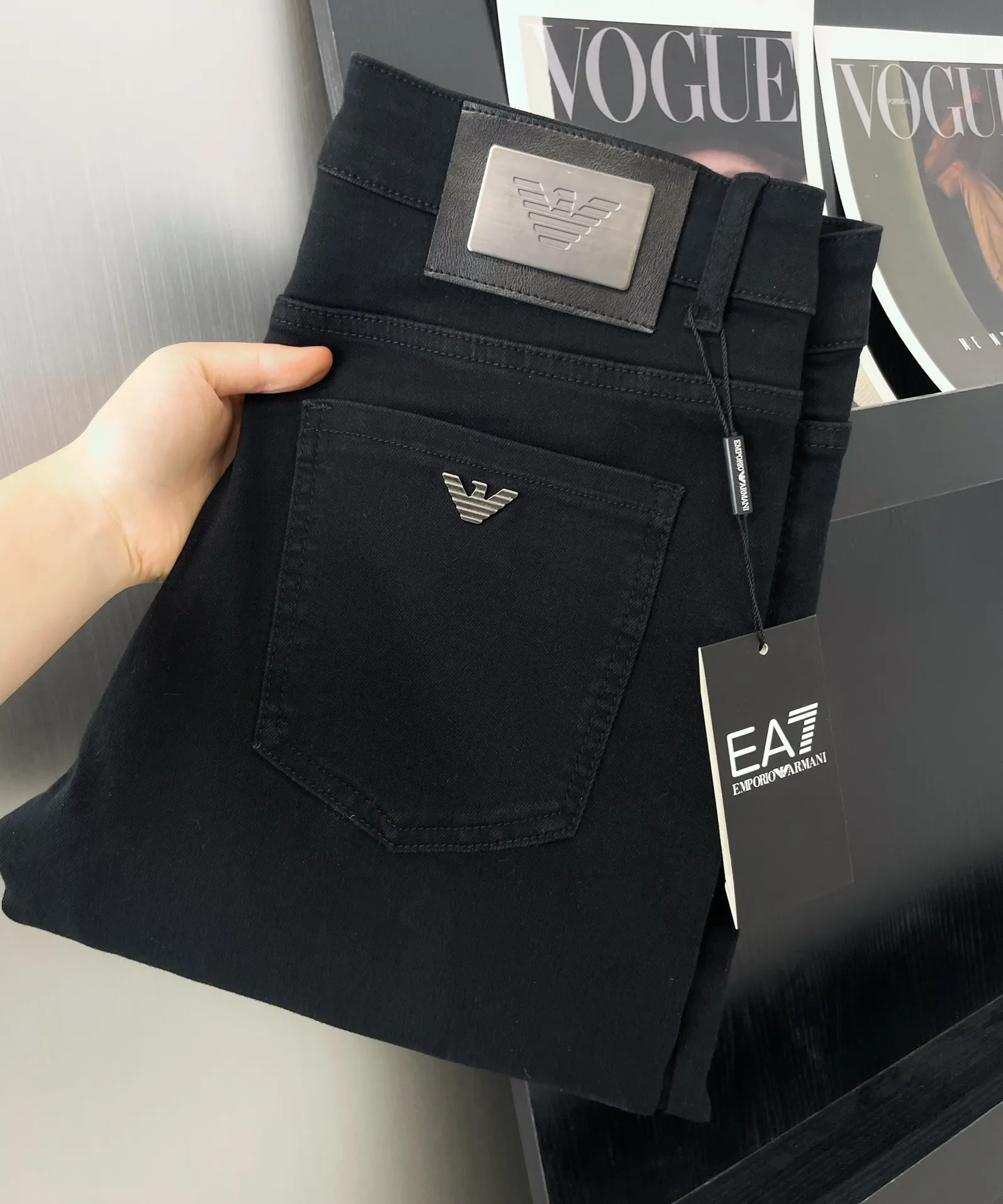 P220 🔥High-end quality Item number: D13 AMANI Armani classic OEM black jeans with logo. Customized hardware logo. High-end leather brand has a soul-like existence. Retro and fashionable. Modern. High-grade imported denim raw color fabric for customers. Pure 14oz denim fabric from Okayama, Japan. Heavy environmentally friendly plant enzyme washing process. This fabric has been perfectly transformed and sublimated. The texture has a light retro color, which enriches the overall vision. Classic SLIM tailoring style. Suitable for all kinds of daily wear. Versatile. Can be worn in all seasons. Color: Premium Black Size: M-XXL Size M L 125-140 Foot opening 30 32 34 35 140-155 Manual measurement, slight deviation⚠️