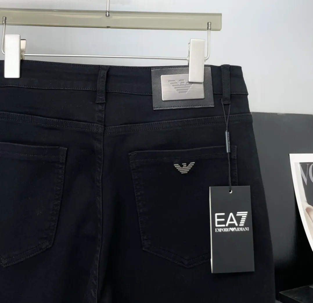 P220 🔥High-end quality Item number: D13 AMANI Armani classic OEM black jeans with logo. Customized hardware logo. High-end leather brand has a soul-like existence. Retro and fashionable. Modern. High-grade imported denim raw color fabric for customers. Pure 14oz denim fabric from Okayama, Japan. Heavy environmentally friendly plant enzyme washing process. This fabric has been perfectly transformed and sublimated. The texture has a light retro color, which enriches the overall vision. Classic SLIM tailoring style. Suitable for all kinds of daily wear. Versatile. Can be worn in all seasons. Color: Premium Black Size: M-XXL Size M L 125-140 Foot opening 30 32 34 35 140-155 Manual measurement, slight deviation⚠️