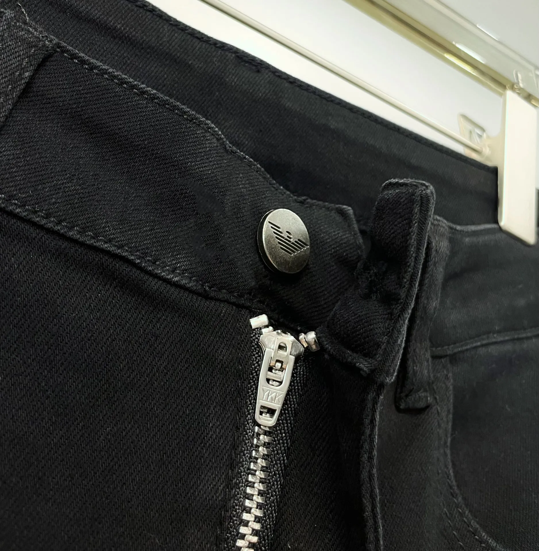 P220 🔥High-end quality Item number: D13 AMANI Armani classic OEM black jeans with logo. Customized hardware logo. High-end leather brand has a soul-like existence. Retro and fashionable. Modern. High-grade imported denim raw color fabric for customers. Pure 14oz denim fabric from Okayama, Japan. Heavy environmentally friendly plant enzyme washing process. This fabric has been perfectly transformed and sublimated. The texture has a light retro color, which enriches the overall vision. Classic SLIM tailoring style. Suitable for all kinds of daily wear. Versatile. Can be worn in all seasons. Color: Premium Black Size: M-XXL Size M L 125-140 Foot opening 30 32 34 35 140-155 Manual measurement, slight deviation⚠️