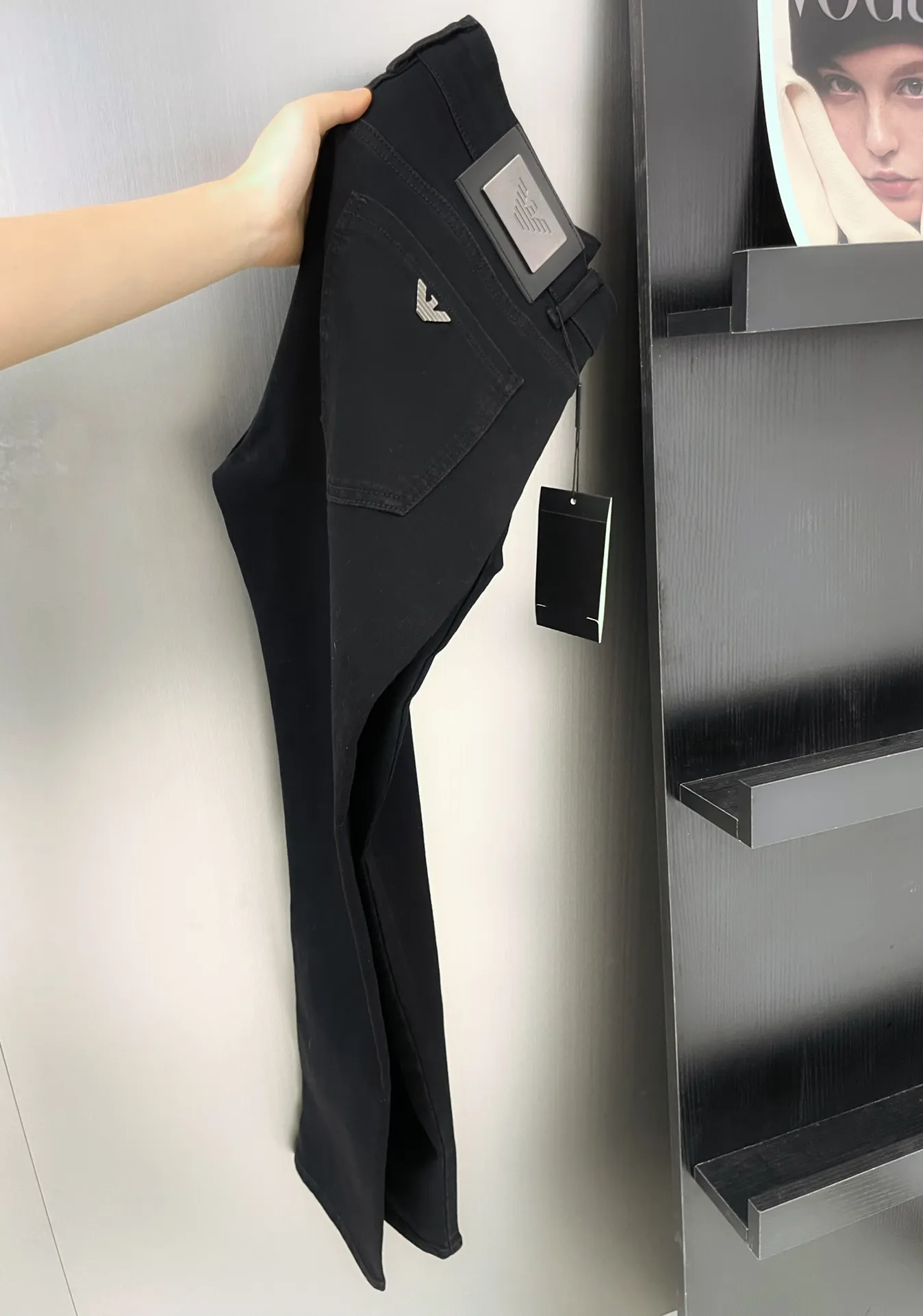 P220 🔥High-end quality Item number: D13 AMANI Armani classic OEM black jeans with logo. Customized hardware logo. High-end leather brand has a soul-like existence. Retro and fashionable. Modern. High-grade imported denim raw color fabric for customers. Pure 14oz denim fabric from Okayama, Japan. Heavy environmentally friendly plant enzyme washing process. This fabric has been perfectly transformed and sublimated. The texture has a light retro color, which enriches the overall vision. Classic SLIM tailoring style. Suitable for all kinds of daily wear. Versatile. Can be worn in all seasons. Color: Premium Black Size: M-XXL Size M L 125-140 Foot opening 30 32 34 35 140-155 Manual measurement, slight deviation⚠️