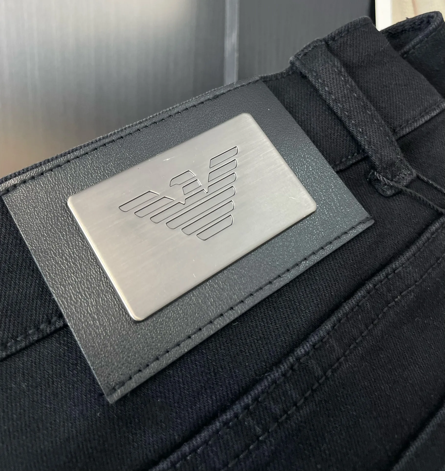 P220 🔥High-end quality Item number: D13 AMANI Armani classic OEM black jeans with logo. Customized hardware logo. High-end leather brand has a soul-like existence. Retro and fashionable. Modern. High-grade imported denim raw color fabric for customers. Pure 14oz denim fabric from Okayama, Japan. Heavy environmentally friendly plant enzyme washing process. This fabric has been perfectly transformed and sublimated. The texture has a light retro color, which enriches the overall vision. Classic SLIM tailoring style. Suitable for all kinds of daily wear. Versatile. Can be worn in all seasons. Color: Premium Black Size: M-XXL Size M L 125-140 Foot opening 30 32 34 35 140-155 Manual measurement, slight deviation⚠️