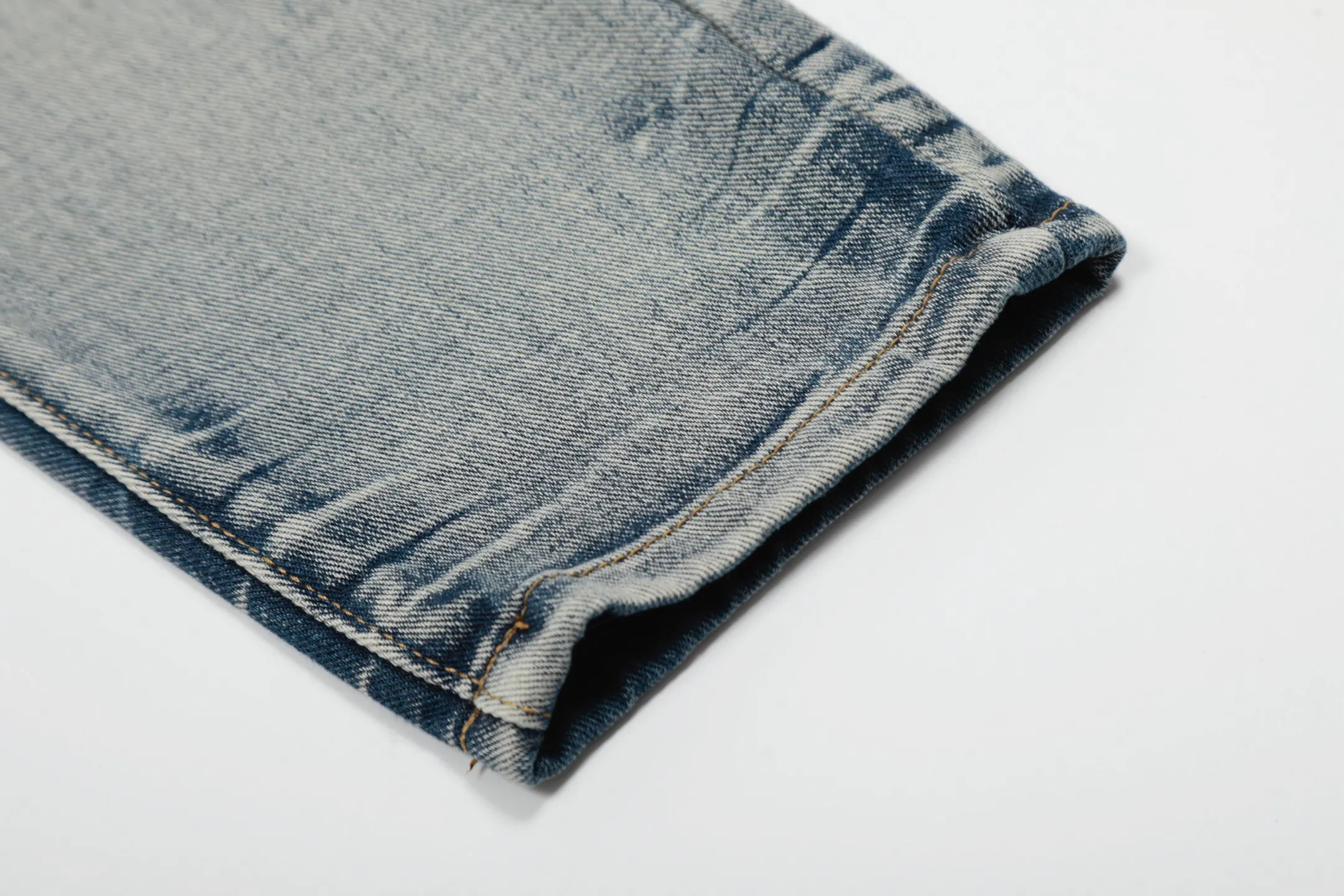 #M37 P168💰 Amiri classic embroidered patched leather ripped letter jeans, slim fit jeans, produced by a major washed factory, full of high-end feel, partially destroyed knee design with patchwork leather design, has been used as a facade design, leather waist nameplate, the focus of this style is not on the washing, but on the destroyed shape and version. The secret lies in the craftsmanship of the master. The cost of post-processing, grinding, cutting, etc. is far beyond the cost of assembly line products. Color: Picture color Size: 30-32-34-36