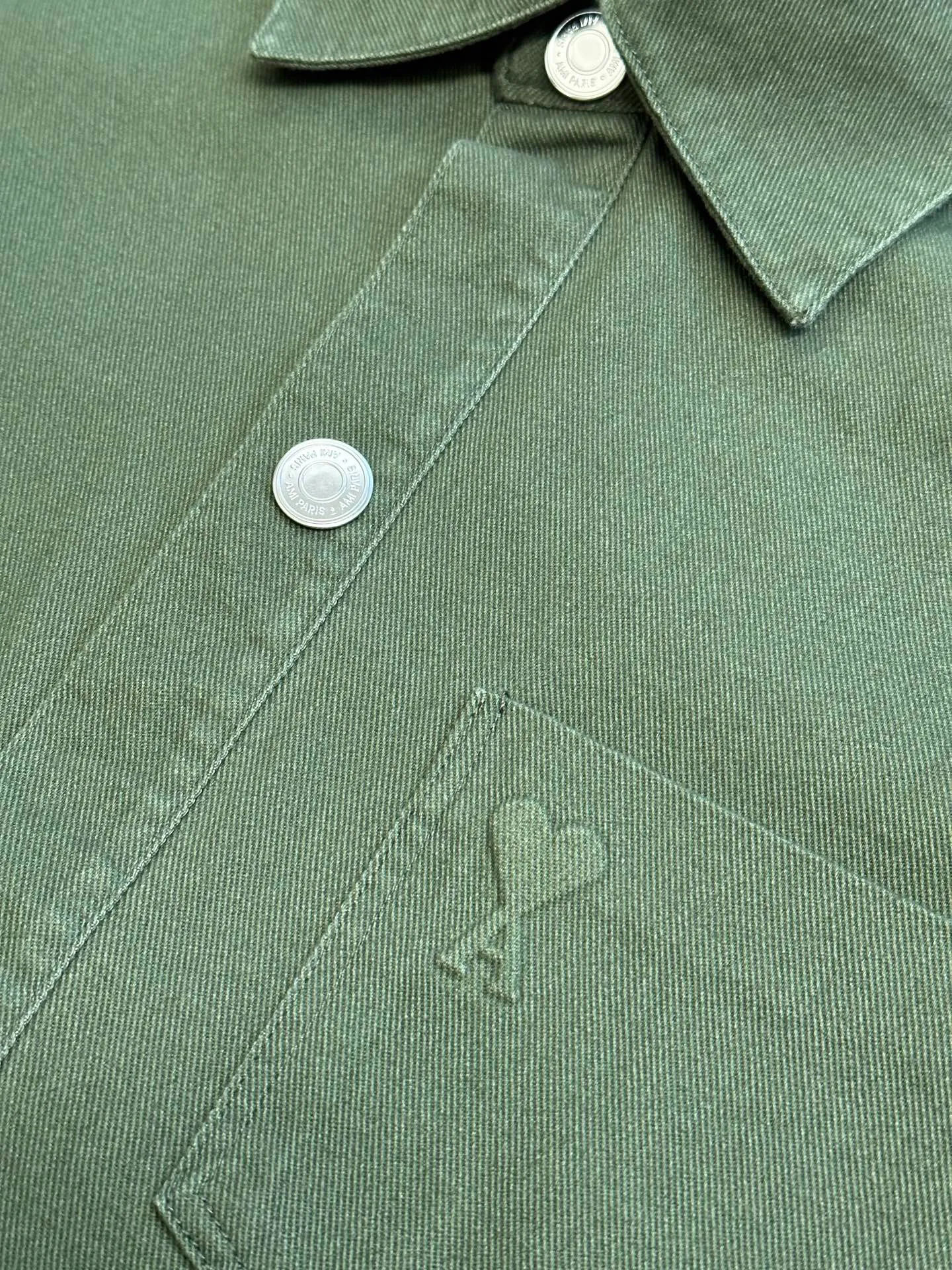 🅿️490 Ami Paris Love Embossed Jacket Customized with elegant cotton brocade, a homogeneous three-dimensional love heart appears on the chest, and exquisite buttons add brand recognition.  High-temperature three-dimensional embossing, through precise control of temperature and pressure, the fiber chains will rearrange to form a three-dimensional concave and convex pattern, presenting a unique three-dimensional love effect.  size：s m l xl