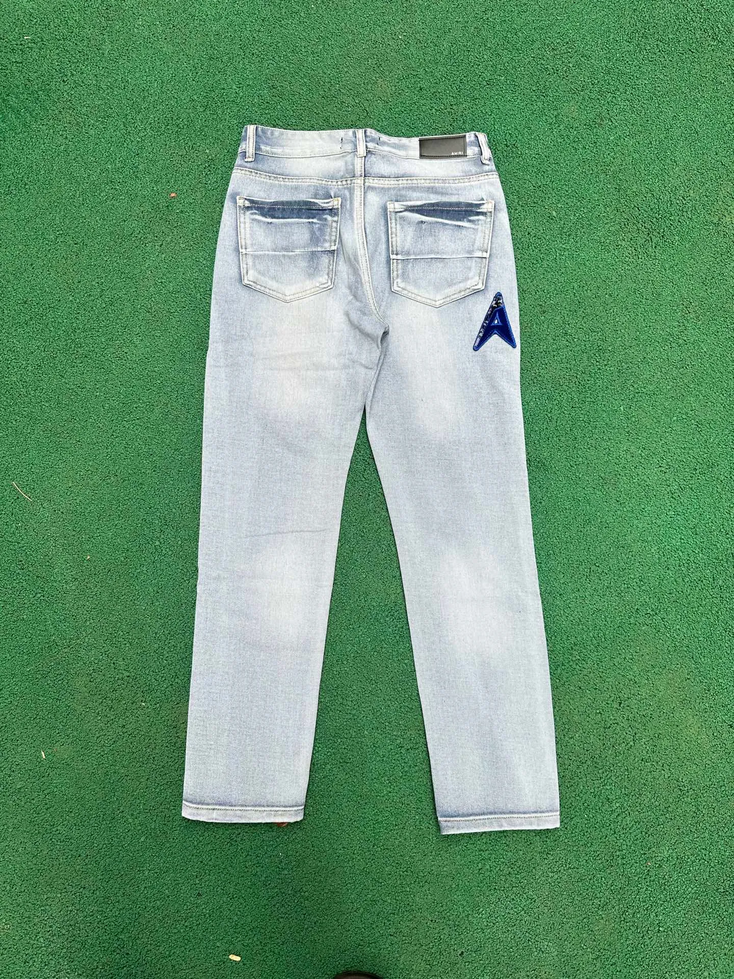 #M94 P168💰 AMIRI patch embroidery jeans trousers AMIRI high street basic ripped tight elastic jeans trousers amiri brand jeans break the production process and cutting of the original jeans, the fabrics are softer and more comfortable Hand-sewn collar label Customized logo buttons Genuine leather tag Color: Picture color Size: 30-32-34-36