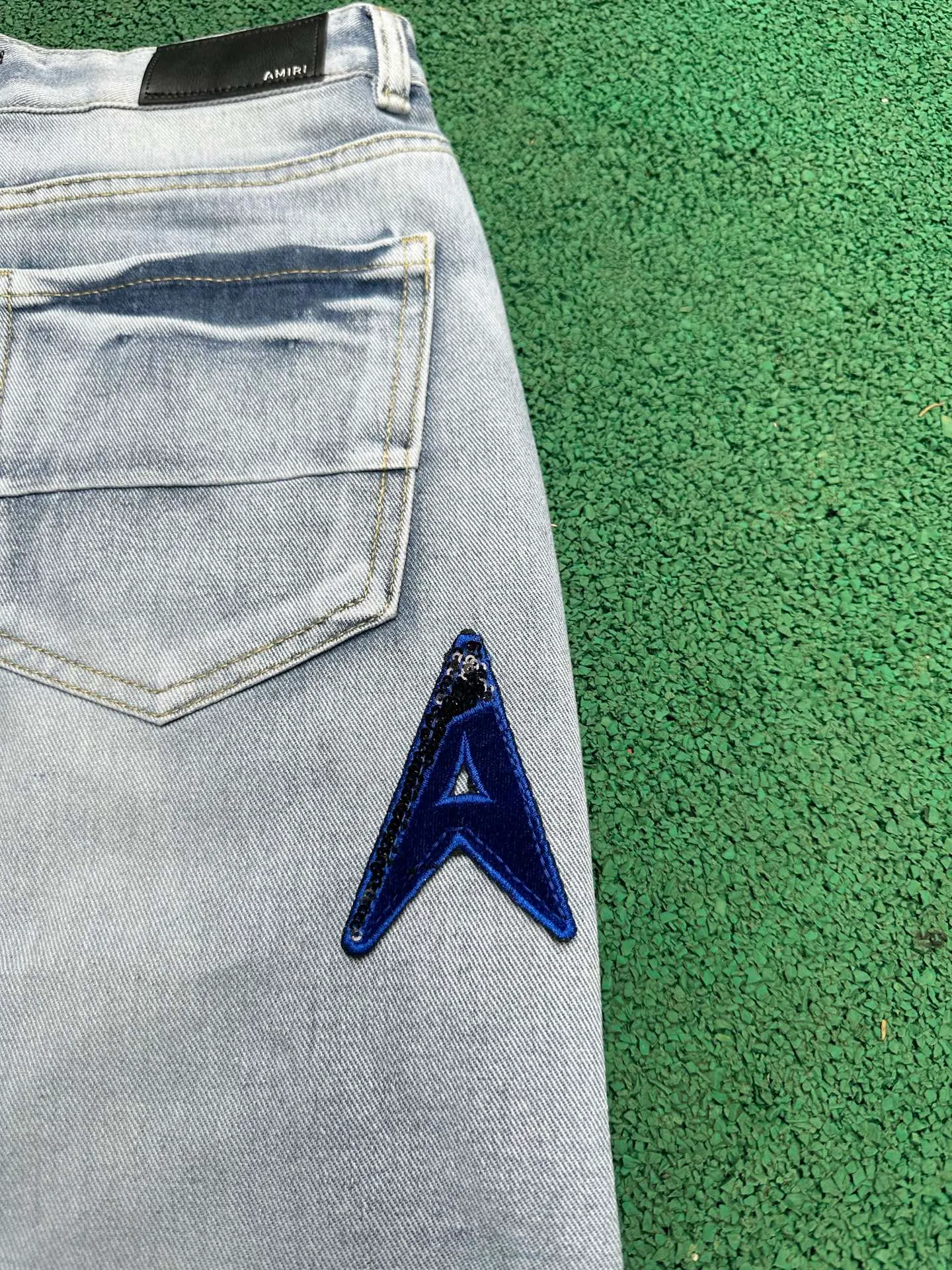 #M94 P168💰 AMIRI patch embroidery jeans trousers AMIRI high street basic ripped tight elastic jeans trousers amiri brand jeans break the production process and cutting of the original jeans, the fabrics are softer and more comfortable Hand-sewn collar label Customized logo buttons Genuine leather tag Color: Picture color Size: 30-32-34-36