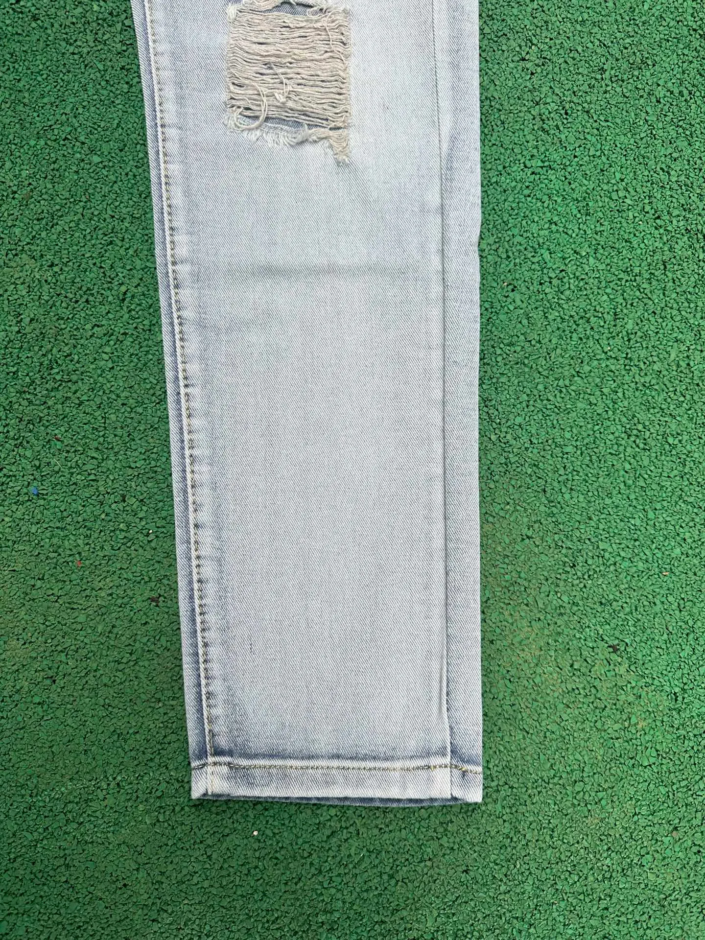 #M94 P168💰 AMIRI patch embroidery jeans trousers AMIRI high street basic ripped tight elastic jeans trousers amiri brand jeans break the production process and cutting of the original jeans, the fabrics are softer and more comfortable Hand-sewn collar label Customized logo buttons Genuine leather tag Color: Picture color Size: 30-32-34-36
