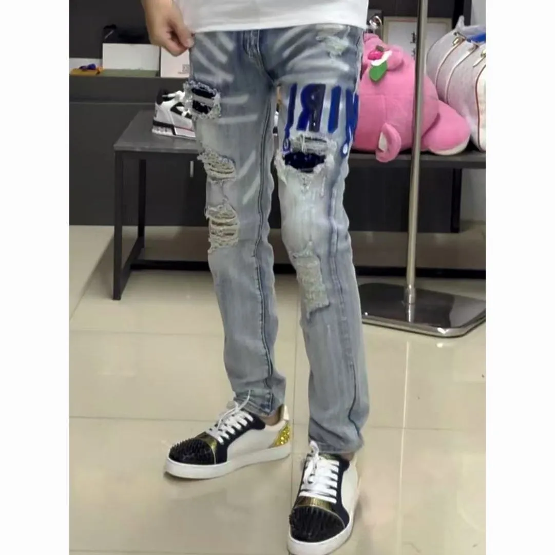 #M94 P168💰 AMIRI patch embroidery jeans trousers AMIRI high street basic ripped tight elastic jeans trousers amiri brand jeans break the production process and cutting of the original jeans, the fabrics are softer and more comfortable Hand-sewn collar label Customized logo buttons Genuine leather tag Color: Picture color Size: 30-32-34-36