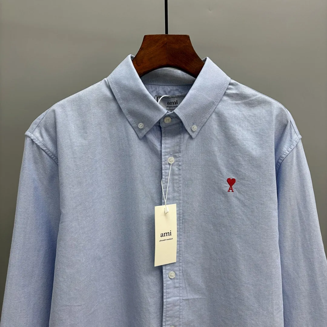 🅿️240 Ami Paris cotton oxford embroidered shirt is made of 100% cotton oxford fabric. The unique texture of oxford is more textured than ordinary cotton shirts. The 100% cotton material makes it have good breathability. The fabric has high strength and good wear resistance. It is comfortable to wear and not easy to sweat. Loose fit. The upper body is three-dimensional and the lines are smooth and natural. From the shoulder line to the waistline to the hem, the line transition is smooth. There are no unnecessary folds or accumulation. The overall shape is neat and stretchy. The chest is embellished with the iconic love embroidery, which is simple but highly recognizable. The color transition of the embroidery thread is natural. The stitches are even and consistent in spacing and size. The stitches can also be connected naturally. The lines are smooth and not stiff. Size: S M L XL