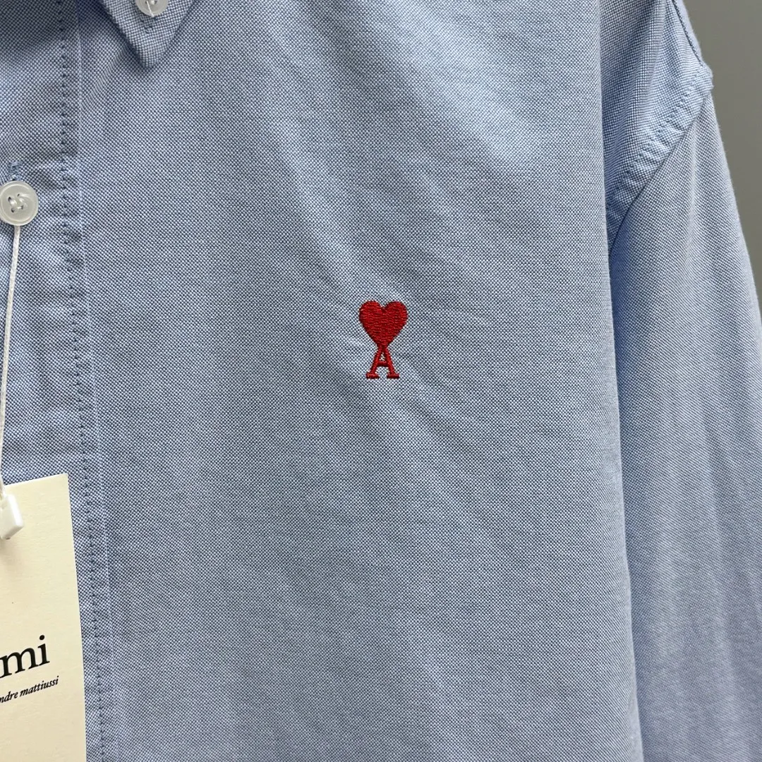 🅿️240 Ami Paris cotton oxford embroidered shirt is made of 100% cotton oxford fabric. The unique texture of oxford is more textured than ordinary cotton shirts. The 100% cotton material makes it have good breathability. The fabric has high strength and good wear resistance. It is comfortable to wear and not easy to sweat. Loose fit. The upper body is three-dimensional and the lines are smooth and natural. From the shoulder line to the waistline to the hem, the line transition is smooth. There are no unnecessary folds or accumulation. The overall shape is neat and stretchy. The chest is embellished with the iconic love embroidery, which is simple but highly recognizable. The color transition of the embroidery thread is natural. The stitches are even and consistent in spacing and size. The stitches can also be connected naturally. The lines are smooth and not stiff. Size: S M L XL