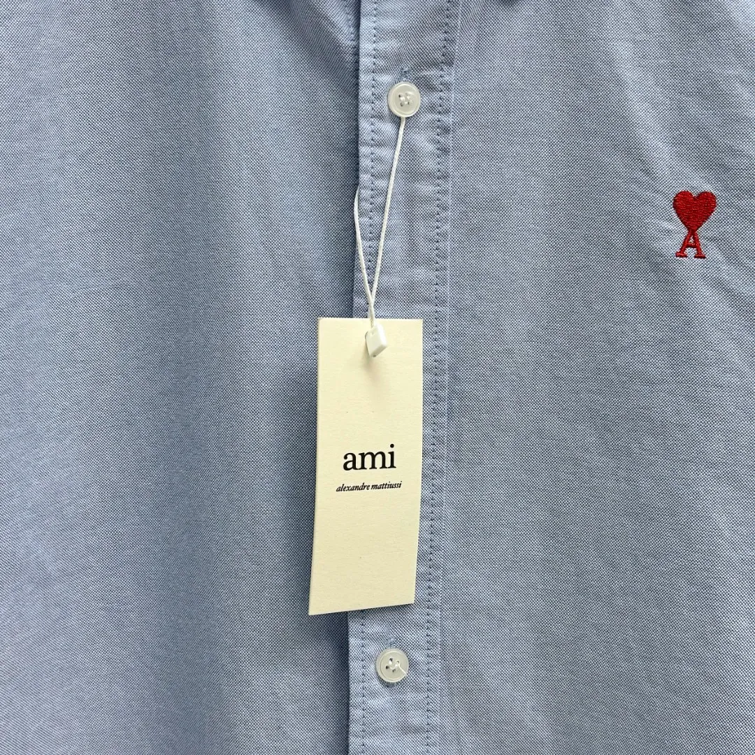 🅿️240 Ami Paris cotton oxford embroidered shirt is made of 100% cotton oxford fabric. The unique texture of oxford is more textured than ordinary cotton shirts. The 100% cotton material makes it have good breathability. The fabric has high strength and good wear resistance. It is comfortable to wear and not easy to sweat. Loose fit. The upper body is three-dimensional and the lines are smooth and natural. From the shoulder line to the waistline to the hem, the line transition is smooth. There are no unnecessary folds or accumulation. The overall shape is neat and stretchy. The chest is embellished with the iconic love embroidery, which is simple but highly recognizable. The color transition of the embroidery thread is natural. The stitches are even and consistent in spacing and size. The stitches can also be connected naturally. The lines are smooth and not stiff. Size: S M L XL