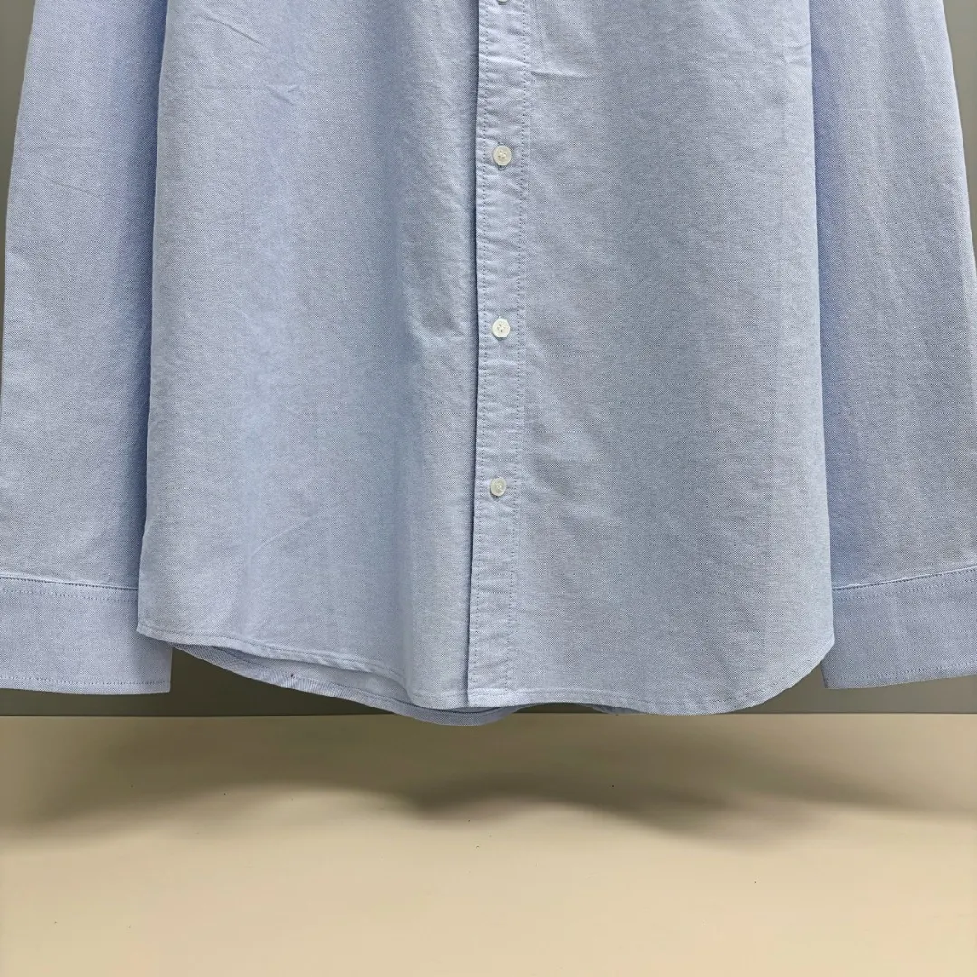 🅿️240 Ami Paris cotton oxford embroidered shirt is made of 100% cotton oxford fabric. The unique texture of oxford is more textured than ordinary cotton shirts. The 100% cotton material makes it have good breathability. The fabric has high strength and good wear resistance. It is comfortable to wear and not easy to sweat. Loose fit. The upper body is three-dimensional and the lines are smooth and natural. From the shoulder line to the waistline to the hem, the line transition is smooth. There are no unnecessary folds or accumulation. The overall shape is neat and stretchy. The chest is embellished with the iconic love embroidery, which is simple but highly recognizable. The color transition of the embroidery thread is natural. The stitches are even and consistent in spacing and size. The stitches can also be connected naturally. The lines are smooth and not stiff. Size: S M L XL