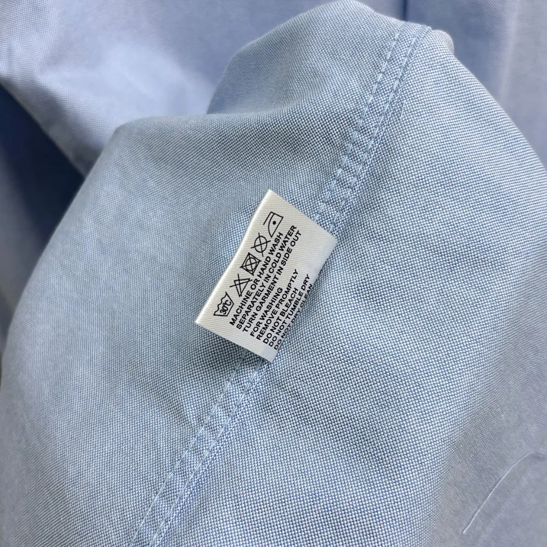 🅿️240 Ami Paris cotton oxford embroidered shirt is made of 100% cotton oxford fabric. The unique texture of oxford is more textured than ordinary cotton shirts. The 100% cotton material makes it have good breathability. The fabric has high strength and good wear resistance. It is comfortable to wear and not easy to sweat. Loose fit. The upper body is three-dimensional and the lines are smooth and natural. From the shoulder line to the waistline to the hem, the line transition is smooth. There are no unnecessary folds or accumulation. The overall shape is neat and stretchy. The chest is embellished with the iconic love embroidery, which is simple but highly recognizable. The color transition of the embroidery thread is natural. The stitches are even and consistent in spacing and size. The stitches can also be connected naturally. The lines are smooth and not stiff. Size: S M L XL