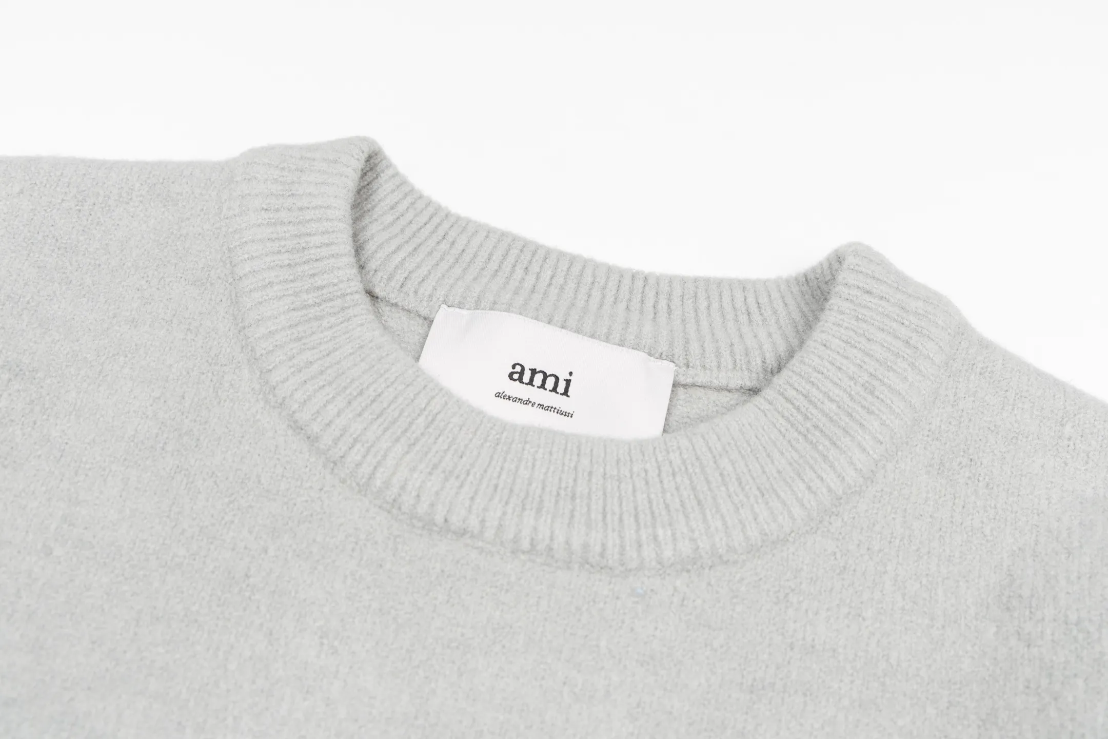 🅿️500 [Exclusive supply] Ami love jacquard crew neck sweater (grey) The original version was purchased for 2,617 and developed. The fabric is made of alpaca wool to maintain a stable shape. The stitching is even and firm, and the details are meticulously handled, reflecting the brand's strict control over quality. The overall design is simple and elegant, suitable for various occasions. Whether it is business or leisure, it can show an elegant and decent style. The overall wiring is straight and delicate, the fabric is comfortable and soft, and the color is consistent without color difference. It can be matched with the same style to create a fashionable look, and can be used in various occasions. Customized accessories, complete with three standards, the same style for men and women. Size:S-M-L-XL