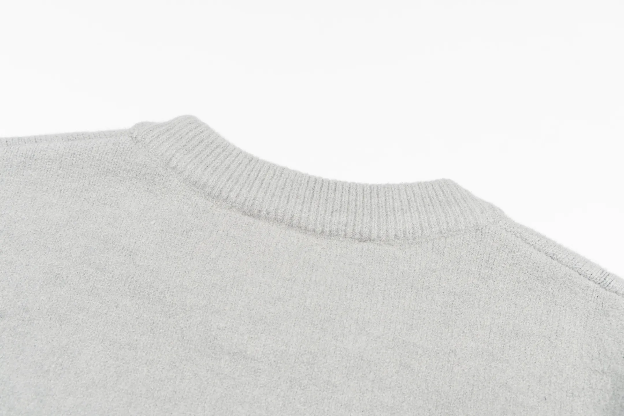 🅿️500 [Exclusive supply] Ami love jacquard crew neck sweater (grey) The original version was purchased for 2,617 and developed. The fabric is made of alpaca wool to maintain a stable shape. The stitching is even and firm, and the details are meticulously handled, reflecting the brand's strict control over quality. The overall design is simple and elegant, suitable for various occasions. Whether it is business or leisure, it can show an elegant and decent style. The overall wiring is straight and delicate, the fabric is comfortable and soft, and the color is consistent without color difference. It can be matched with the same style to create a fashionable look, and can be used in various occasions. Customized accessories, complete with three standards, the same style for men and women. Size:S-M-L-XL