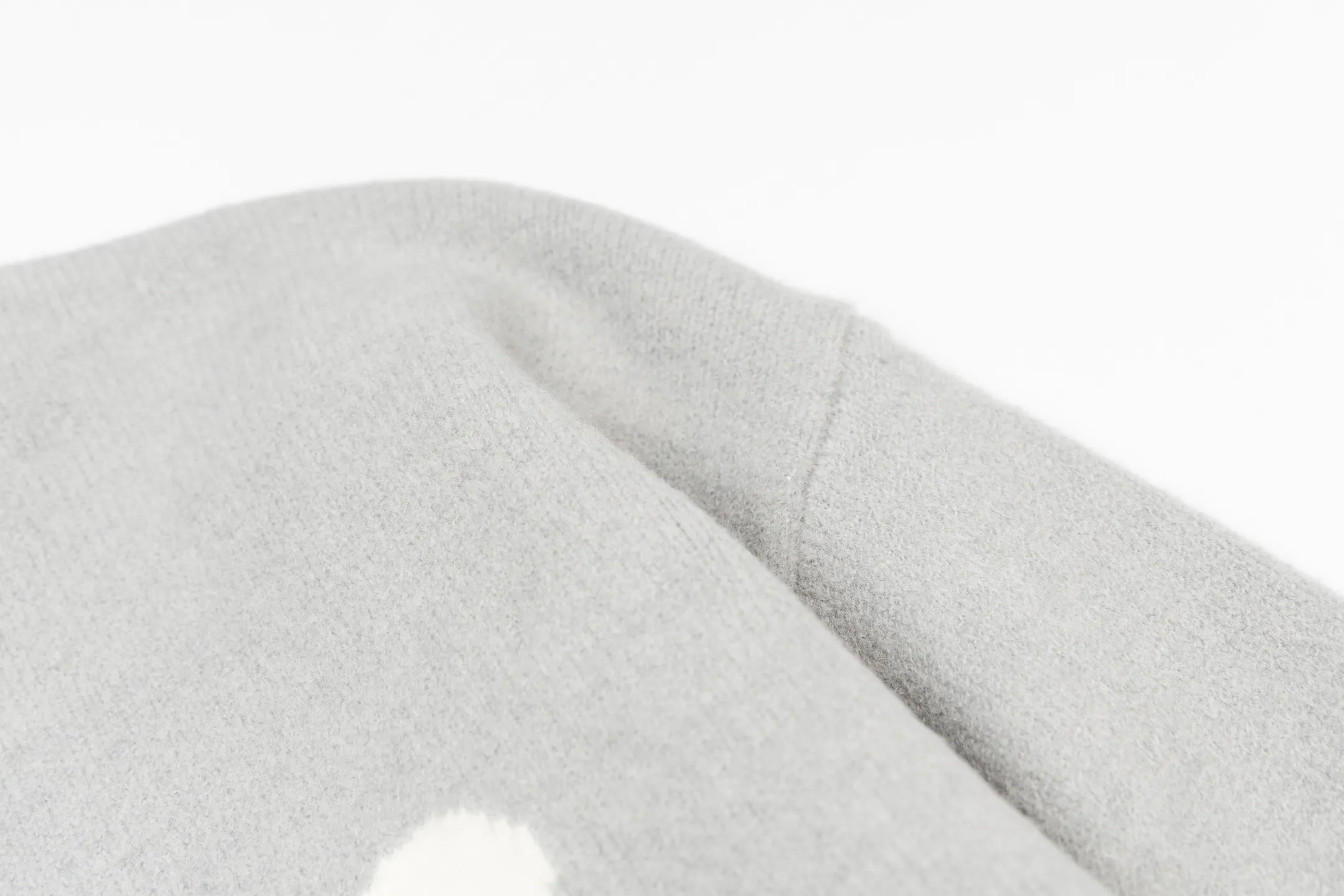 🅿️500 [Exclusive supply] Ami love jacquard crew neck sweater (grey) The original version was purchased for 2,617 and developed. The fabric is made of alpaca wool to maintain a stable shape. The stitching is even and firm, and the details are meticulously handled, reflecting the brand's strict control over quality. The overall design is simple and elegant, suitable for various occasions. Whether it is business or leisure, it can show an elegant and decent style. The overall wiring is straight and delicate, the fabric is comfortable and soft, and the color is consistent without color difference. It can be matched with the same style to create a fashionable look, and can be used in various occasions. Customized accessories, complete with three standards, the same style for men and women. Size:S-M-L-XL