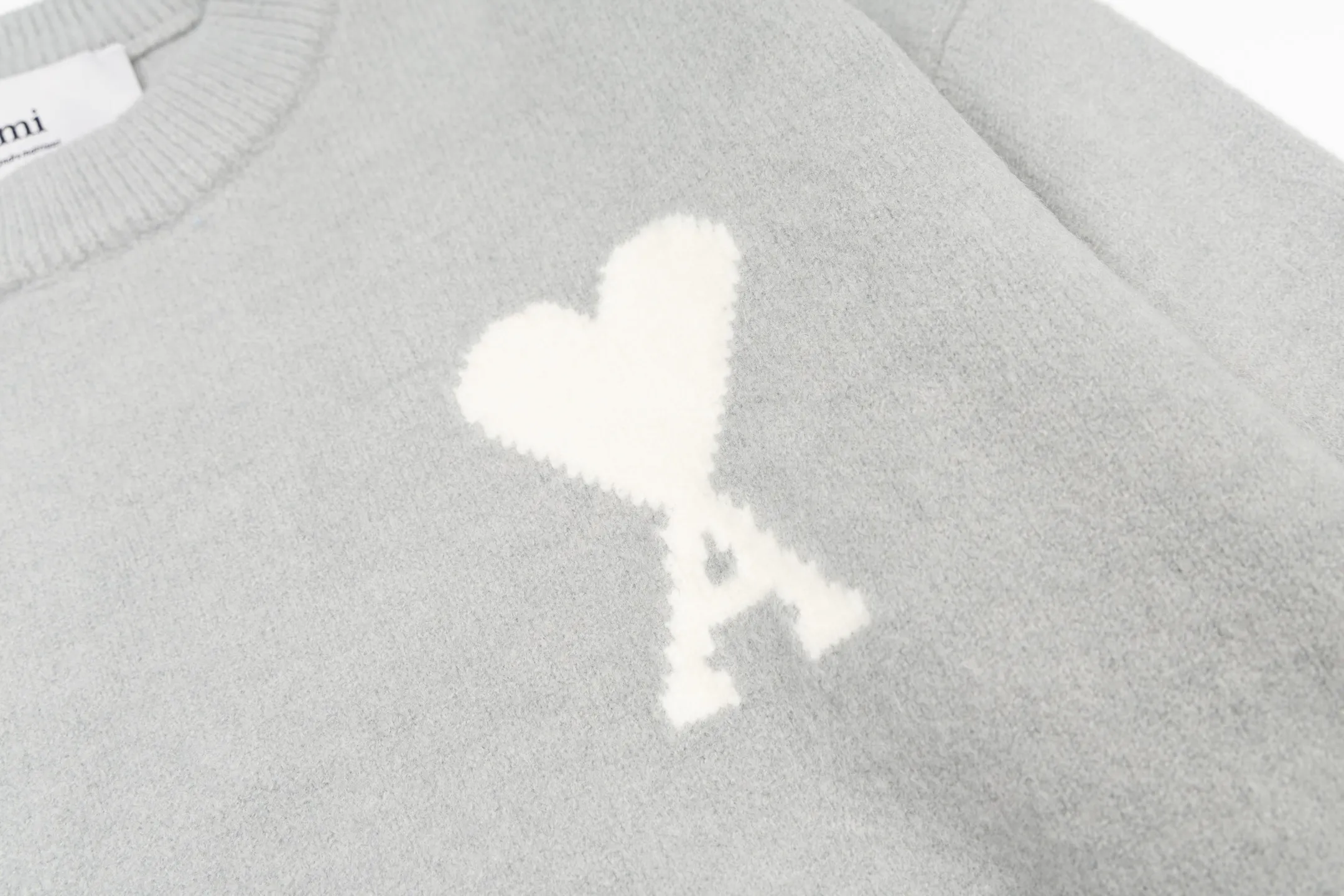 🅿️500 [Exclusive supply] Ami love jacquard crew neck sweater (grey) The original version was purchased for 2,617 and developed. The fabric is made of alpaca wool to maintain a stable shape. The stitching is even and firm, and the details are meticulously handled, reflecting the brand's strict control over quality. The overall design is simple and elegant, suitable for various occasions. Whether it is business or leisure, it can show an elegant and decent style. The overall wiring is straight and delicate, the fabric is comfortable and soft, and the color is consistent without color difference. It can be matched with the same style to create a fashionable look, and can be used in various occasions. Customized accessories, complete with three standards, the same style for men and women. Size:S-M-L-XL