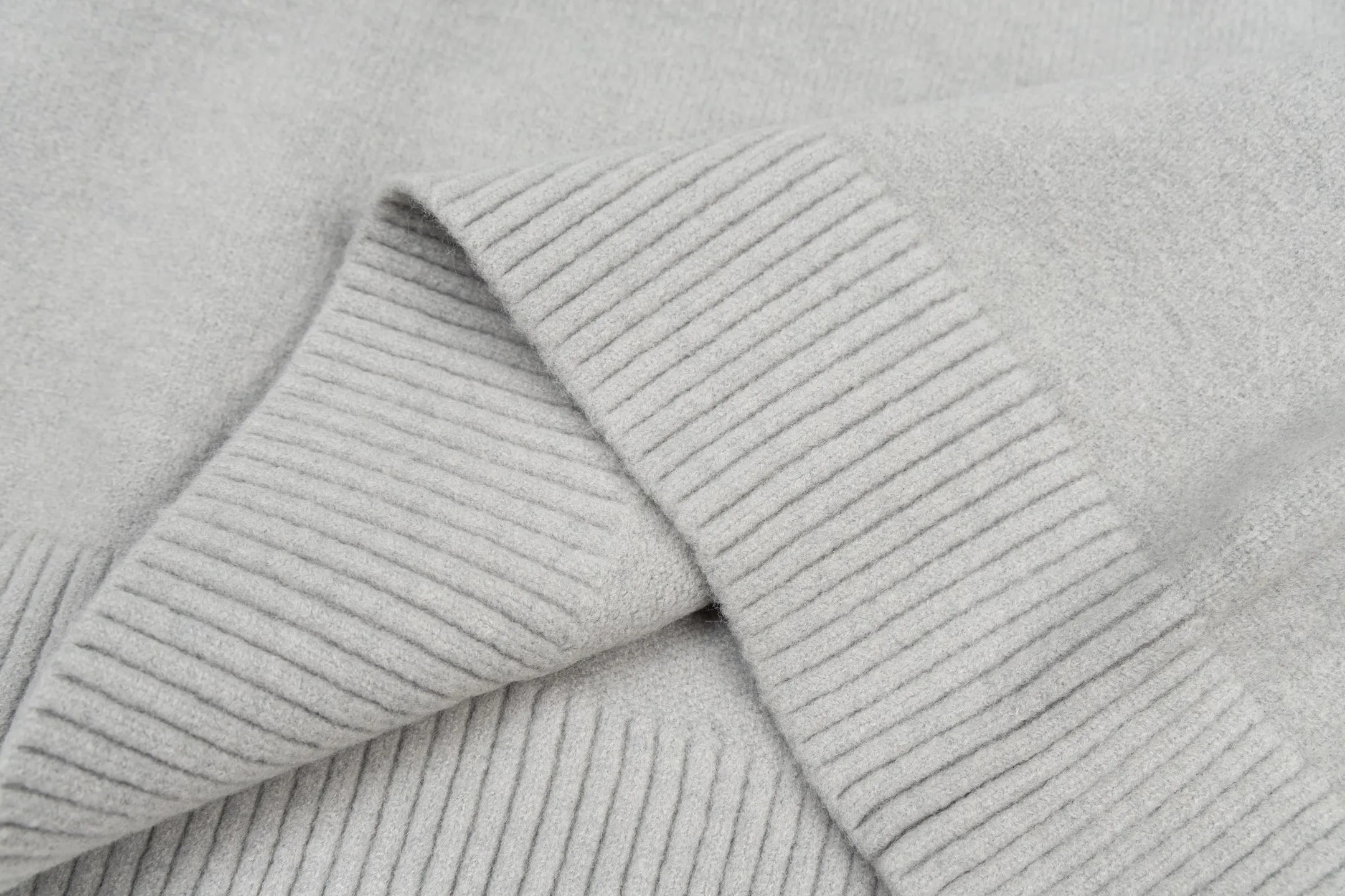 🅿️500 [Exclusive supply] Ami love jacquard crew neck sweater (grey) The original version was purchased for 2,617 and developed. The fabric is made of alpaca wool to maintain a stable shape. The stitching is even and firm, and the details are meticulously handled, reflecting the brand's strict control over quality. The overall design is simple and elegant, suitable for various occasions. Whether it is business or leisure, it can show an elegant and decent style. The overall wiring is straight and delicate, the fabric is comfortable and soft, and the color is consistent without color difference. It can be matched with the same style to create a fashionable look, and can be used in various occasions. Customized accessories, complete with three standards, the same style for men and women. Size:S-M-L-XL
