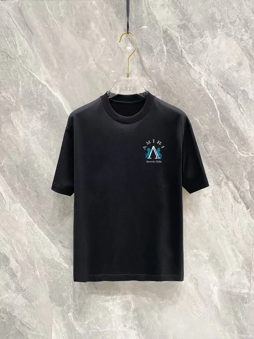 P150 AMIRI 2025 spring and summer new style debut counter, the latest short-sleeved round neck T-shirt, high-end custom design, avant-garde and fashionable! The brand logo is designed with heavy craftsmanship printing, 250 grams of Xinjiang long-staple cotton fabric, comfortable to wear. Counter-level exquisite stitching. Fine workmanship. The upper body effect is incomparably handsome! A must-have item for a stylish man! Color: Black White Size: S-2XL (sub-size) Slightly wide version Size: S M L Due to manual measurement, there is a deviation of about 1-3CM in the size, please forgive me.
