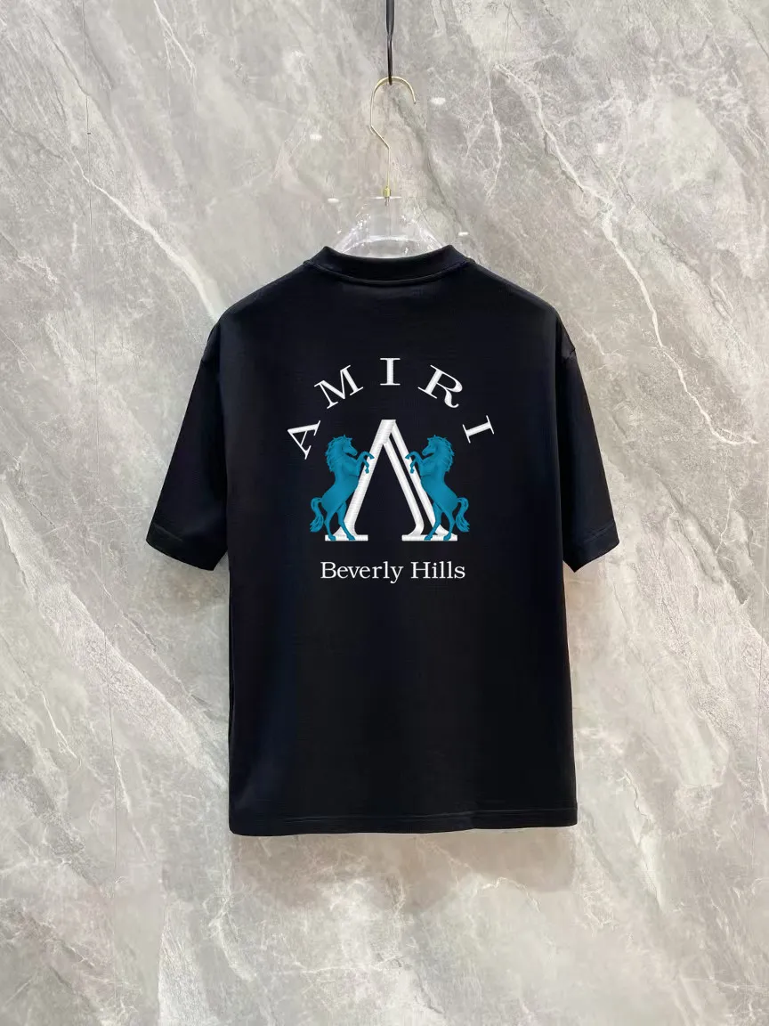 P150 AMIRI 2025 spring and summer new style debut counter, the latest short-sleeved round neck T-shirt, high-end custom design, avant-garde and fashionable! The brand logo is designed with heavy craftsmanship printing, 250 grams of Xinjiang long-staple cotton fabric, comfortable to wear. Counter-level exquisite stitching. Fine workmanship. The upper body effect is incomparably handsome! A must-have item for a stylish man! Color: Black White Size: S-2XL (sub-size) Slightly wide version Size: S M L Due to manual measurement, there is a deviation of about 1-3CM in the size, please forgive me.