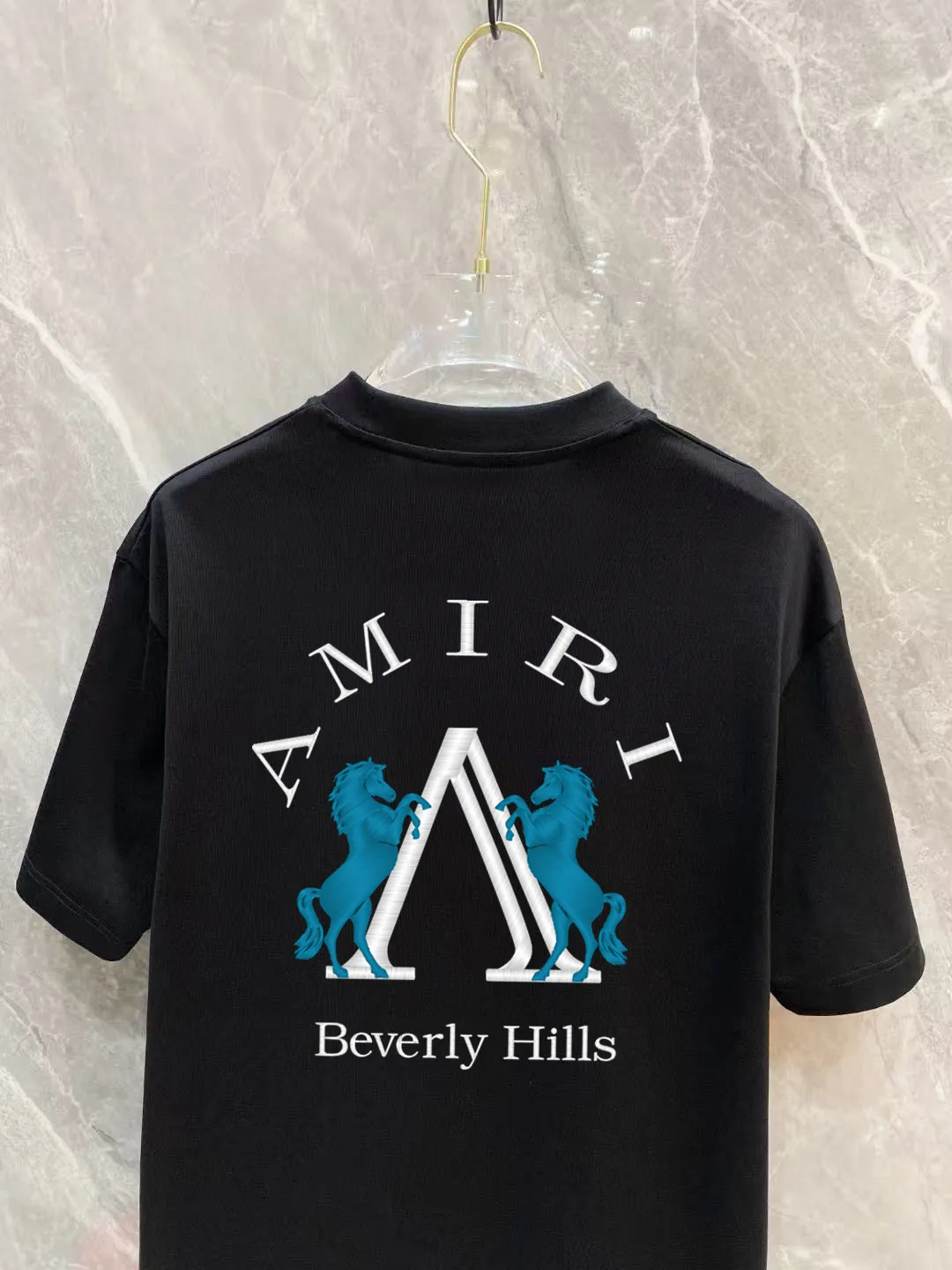 P150 AMIRI 2025 spring and summer new style debut counter, the latest short-sleeved round neck T-shirt, high-end custom design, avant-garde and fashionable! The brand logo is designed with heavy craftsmanship printing, 250 grams of Xinjiang long-staple cotton fabric, comfortable to wear. Counter-level exquisite stitching. Fine workmanship. The upper body effect is incomparably handsome! A must-have item for a stylish man! Color: Black White Size: S-2XL (sub-size) Slightly wide version Size: S M L Due to manual measurement, there is a deviation of about 1-3CM in the size, please forgive me.
