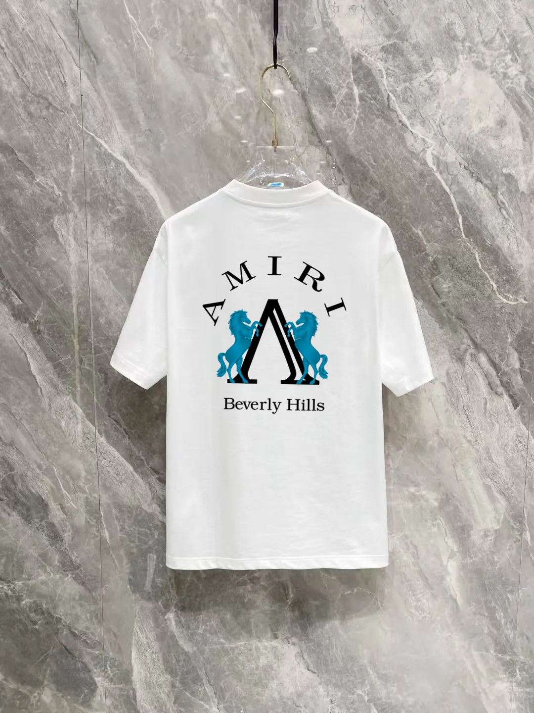 P150 AMIRI 2025 spring and summer new style debut counter, the latest short-sleeved round neck T-shirt, high-end custom design, avant-garde and fashionable! The brand logo is designed with heavy craftsmanship printing, 250 grams of Xinjiang long-staple cotton fabric, comfortable to wear. Counter-level exquisite stitching. Fine workmanship. The upper body effect is incomparably handsome! A must-have item for a stylish man! Color: Black White Size: S-2XL (sub-size) Slightly wide version Size: S M L Due to manual measurement, there is a deviation of about 1-3CM in the size, please forgive me.