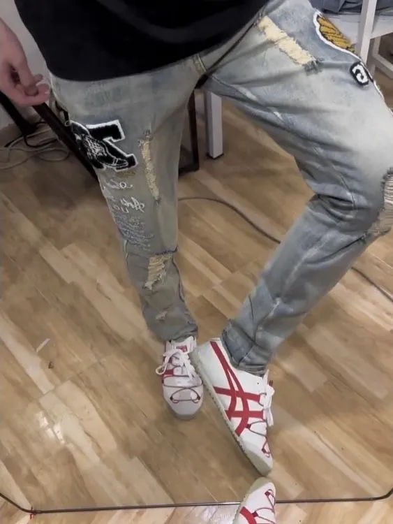 #M74 P168💰 AMIRI patch embroidery jeans trousers AMIRI high street basic ripped tight elastic jeans trousers amiri brand jeans break the production process and cutting of the original jeans, the fabrics are softer and more comfortable Hand-sewn collar label Customized logo buttons Genuine leather tag Color: Picture color Size: 30-32-34-36