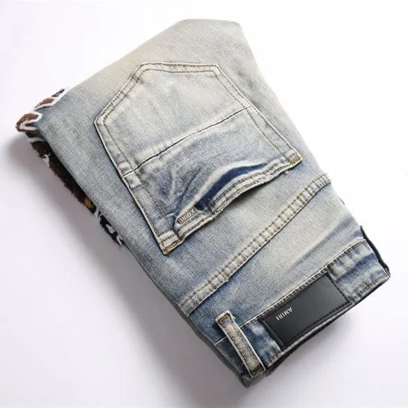 #M74 P168💰 AMIRI patch embroidery jeans trousers AMIRI high street basic ripped tight elastic jeans trousers amiri brand jeans break the production process and cutting of the original jeans, the fabrics are softer and more comfortable Hand-sewn collar label Customized logo buttons Genuine leather tag Color: Picture color Size: 30-32-34-36