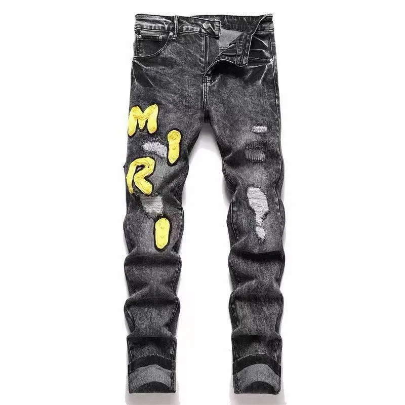 P166 Top replica AMIRI splash-ink medal patch embroidered jeans trousers AMIRI high street basic ripped tight stretch jeans trousers Amiriamiri is transliterated as Emil, which is the name of the founder. Mike Amiri, the founder of amiri, grew up in Los Angeles, USA. He was influenced by the local street culture Rock since childhood, so he founded the amiri brand named after himself. A variety of fashion brand clothing meets the needs of different fashion players. Amiri clothing has novel and unique styles and is a well-known street brand in the United States. Many of its styles and styles are loved by many street photographers. Various clothing styles meet the needs of different people, show their unique temperament, and show the trend of dressing. amiri's jeans are relatively famous. Not only do they have many styles, but the quality of the jeans is also very good. Many celebrities have also worn amiri brand jeans.  The jeans of the amiri brand break through the production process and cutting of the original jeans. The fabrics are relatively soft and comfortable, and are not as hard as some jeans, which can irritate the skin and cause the skin to bleed when worn. Los Angeles trendy brand Amiri's jeans are made with great detail from tailoring to texture, adding wrinkles, bullet holes, damage and other details to add to the trendiness of the jeans. You can choose the style that suits you according to your own needs. Only when you wear a suitable style can you have a certain sense of fashion.  In recent years, high street has become a word that appears more and more frequently in men's clothing. High street style has also become an important direction for everyone's matching. High street related items are basically inseparable from oversize or off-shoulder tops. The lower body is matched with trackpants or tight-fitting denim. In my opinion, the most representative one is perhaps annihilation. Color; picture color Size: m l xl xxl