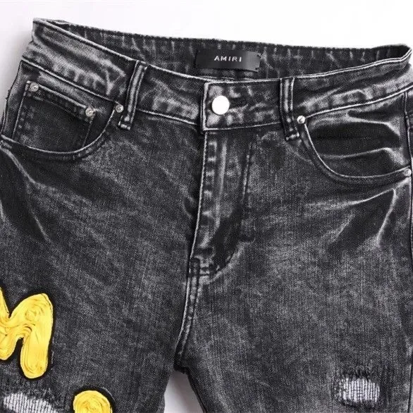 P166 Top replica AMIRI splash-ink medal patch embroidered jeans trousers AMIRI high street basic ripped tight stretch jeans trousers Amiriamiri is transliterated as Emil, which is the name of the founder. Mike Amiri, the founder of amiri, grew up in Los Angeles, USA. He was influenced by the local street culture Rock since childhood, so he founded the amiri brand named after himself. A variety of fashion brand clothing meets the needs of different fashion players. Amiri clothing has novel and unique styles and is a well-known street brand in the United States. Many of its styles and styles are loved by many street photographers. Various clothing styles meet the needs of different people, show their unique temperament, and show the trend of dressing. amiri's jeans are relatively famous. Not only do they have many styles, but the quality of the jeans is also very good. Many celebrities have also worn amiri brand jeans.  The jeans of the amiri brand break through the production process and cutting of the original jeans. The fabrics are relatively soft and comfortable, and are not as hard as some jeans, which can irritate the skin and cause the skin to bleed when worn. Los Angeles trendy brand Amiri's jeans are made with great detail from tailoring to texture, adding wrinkles, bullet holes, damage and other details to add to the trendiness of the jeans. You can choose the style that suits you according to your own needs. Only when you wear a suitable style can you have a certain sense of fashion.  In recent years, high street has become a word that appears more and more frequently in men's clothing. High street style has also become an important direction for everyone's matching. High street related items are basically inseparable from oversize or off-shoulder tops. The lower body is matched with trackpants or tight-fitting denim. In my opinion, the most representative one is perhaps annihilation. Color; picture color Size: m l xl xxl
