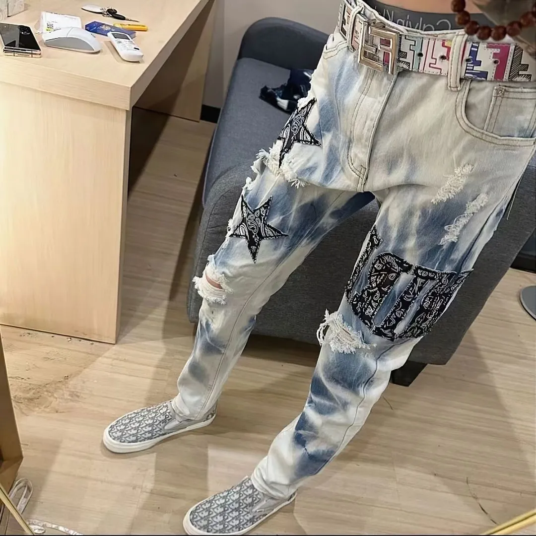 P180 Top replica AMIRI patch embroidered jeans trousers AMIRI high street basic ripped tight stretch jeans trousers Amiriamiri is transliterated as Emil, which is the name of the founder. Mike Amiri, the founder of amiri, grew up in Los Angeles, USA. He was influenced by the local street culture Rock since childhood, so he founded the amiri brand named after himself. A variety of trendy clothing meets the needs of different fashion players. Amiri clothing has novel and unique styles and is a well-known street brand in the United States. Many of its styles and styles are loved by many street photographers. Various clothing styles meet the needs of different people, show their unique temperament, and show the trend of dressing. amiri's jeans are relatively famous. Not only do they have many styles, but the quality of the jeans is also very good. Many celebrities have also worn amiri brand jeans.  The jeans of the amiri brand break through the production process and cutting of the original jeans. The fabrics are relatively soft and comfortable, and are not as hard as some jeans, which can irritate the skin and cause the skin to bleed when worn. Los Angeles trendy brand Amiri's jeans are made with great detail from tailoring to texture, adding wrinkles, bullet holes, damage and other details to add to the trendiness of the jeans. You can choose the style that suits you according to your own needs. Only when you wear a suitable style can you have a certain sense of fashion.  In recent years, high street has become a word that appears more and more frequently in men's clothing. High street style has also become an important direction for everyone's matching. High street related items are basically inseparable from oversize or off-shoulder tops. The lower body is matched with trackpants or tight-fitting denim. In my opinion, the most representative one is perhaps annihilation. Color; picture color Size: m l xl xxl