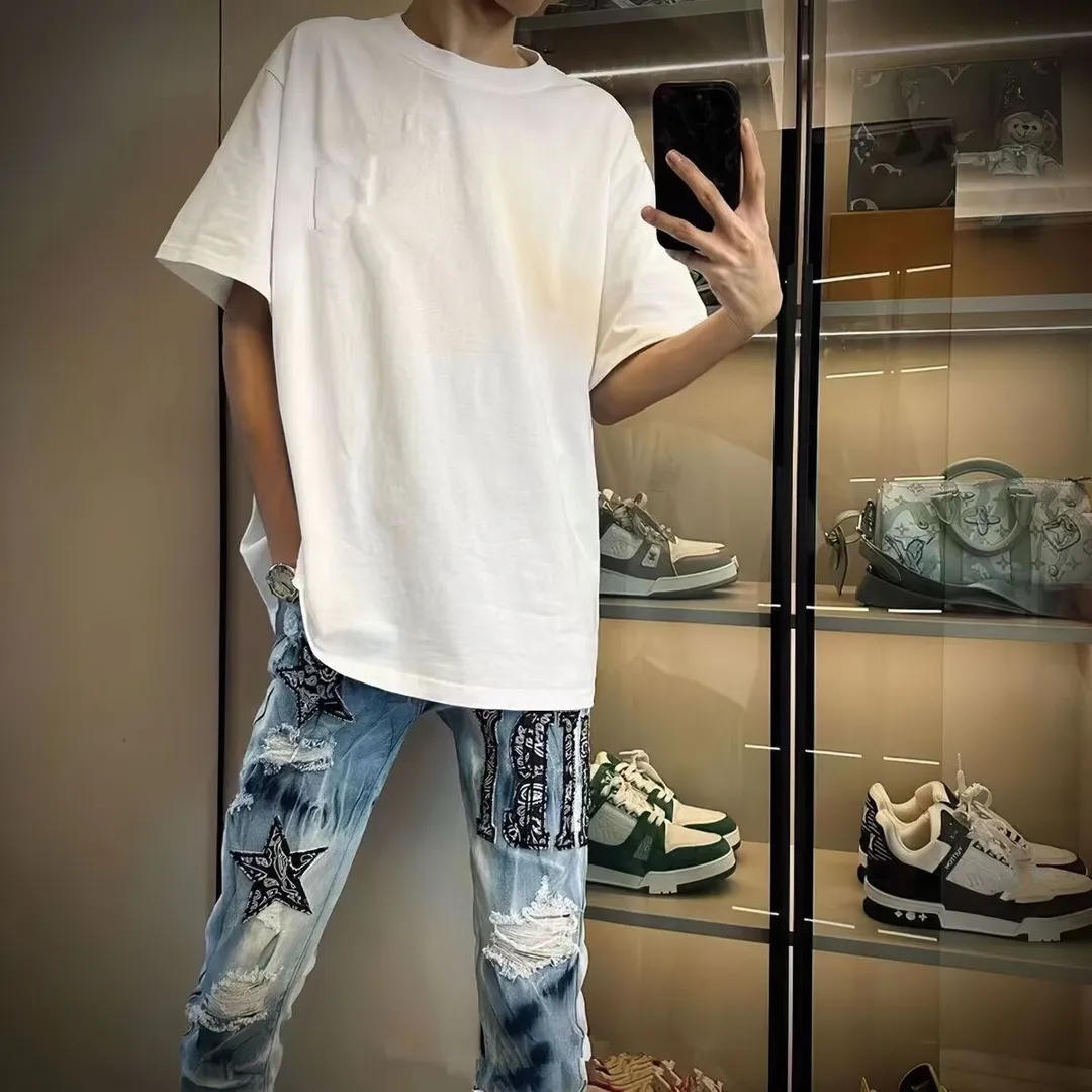 P180 Top replica AMIRI patch embroidered jeans trousers AMIRI high street basic ripped tight stretch jeans trousers Amiriamiri is transliterated as Emil, which is the name of the founder. Mike Amiri, the founder of amiri, grew up in Los Angeles, USA. He was influenced by the local street culture Rock since childhood, so he founded the amiri brand named after himself. A variety of trendy clothing meets the needs of different fashion players. Amiri clothing has novel and unique styles and is a well-known street brand in the United States. Many of its styles and styles are loved by many street photographers. Various clothing styles meet the needs of different people, show their unique temperament, and show the trend of dressing. amiri's jeans are relatively famous. Not only do they have many styles, but the quality of the jeans is also very good. Many celebrities have also worn amiri brand jeans.  The jeans of the amiri brand break through the production process and cutting of the original jeans. The fabrics are relatively soft and comfortable, and are not as hard as some jeans, which can irritate the skin and cause the skin to bleed when worn. Los Angeles trendy brand Amiri's jeans are made with great detail from tailoring to texture, adding wrinkles, bullet holes, damage and other details to add to the trendiness of the jeans. You can choose the style that suits you according to your own needs. Only when you wear a suitable style can you have a certain sense of fashion.  In recent years, high street has become a word that appears more and more frequently in men's clothing. High street style has also become an important direction for everyone's matching. High street related items are basically inseparable from oversize or off-shoulder tops. The lower body is matched with trackpants or tight-fitting denim. In my opinion, the most representative one is perhaps annihilation. Color; picture color Size: m l xl xxl