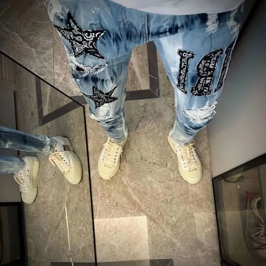 P180 Top replica AMIRI patch embroidered jeans trousers AMIRI high street basic ripped tight stretch jeans trousers Amiriamiri is transliterated as Emil, which is the name of the founder. Mike Amiri, the founder of amiri, grew up in Los Angeles, USA. He was influenced by the local street culture Rock since childhood, so he founded the amiri brand named after himself. A variety of trendy clothing meets the needs of different fashion players. Amiri clothing has novel and unique styles and is a well-known street brand in the United States. Many of its styles and styles are loved by many street photographers. Various clothing styles meet the needs of different people, show their unique temperament, and show the trend of dressing. amiri's jeans are relatively famous. Not only do they have many styles, but the quality of the jeans is also very good. Many celebrities have also worn amiri brand jeans.  The jeans of the amiri brand break through the production process and cutting of the original jeans. The fabrics are relatively soft and comfortable, and are not as hard as some jeans, which can irritate the skin and cause the skin to bleed when worn. Los Angeles trendy brand Amiri's jeans are made with great detail from tailoring to texture, adding wrinkles, bullet holes, damage and other details to add to the trendiness of the jeans. You can choose the style that suits you according to your own needs. Only when you wear a suitable style can you have a certain sense of fashion.  In recent years, high street has become a word that appears more and more frequently in men's clothing. High street style has also become an important direction for everyone's matching. High street related items are basically inseparable from oversize or off-shoulder tops. The lower body is matched with trackpants or tight-fitting denim. In my opinion, the most representative one is perhaps annihilation. Color; picture color Size: m l xl xxl