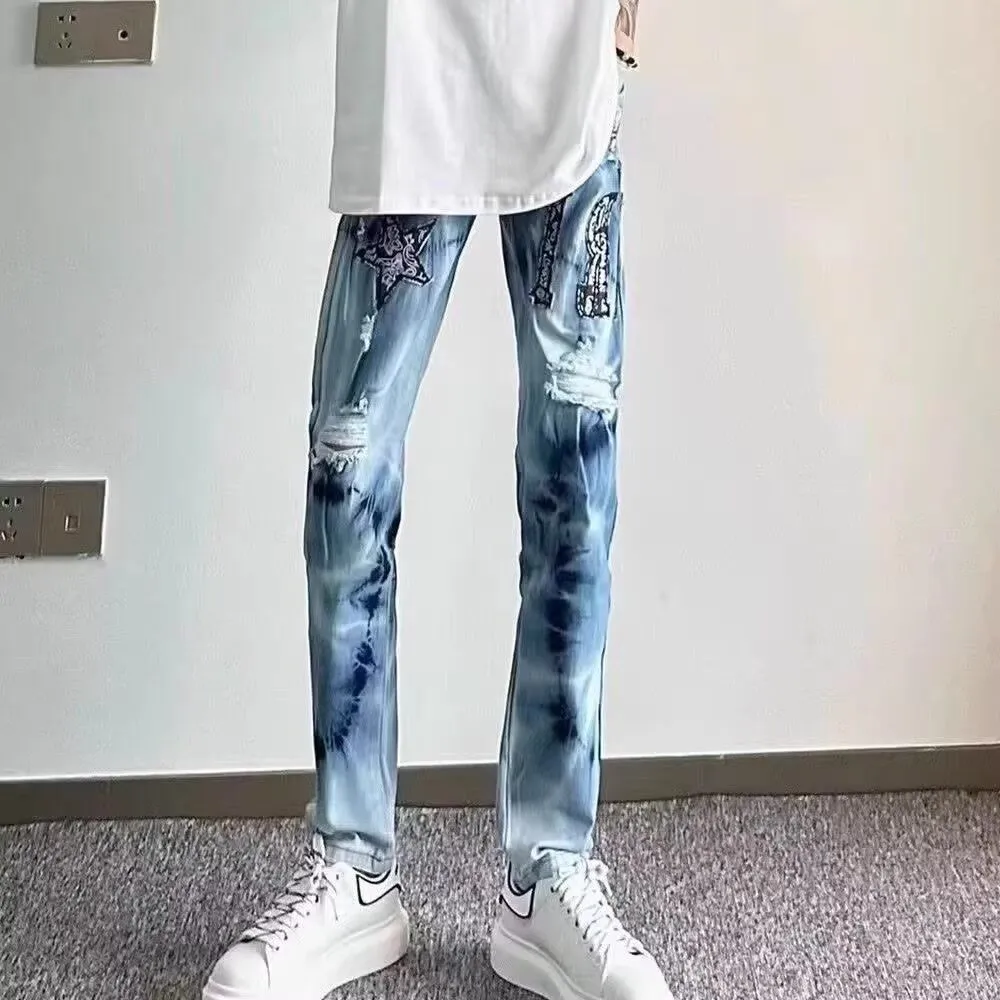 P180 Top replica AMIRI patch embroidered jeans trousers AMIRI high street basic ripped tight stretch jeans trousers Amiriamiri is transliterated as Emil, which is the name of the founder. Mike Amiri, the founder of amiri, grew up in Los Angeles, USA. He was influenced by the local street culture Rock since childhood, so he founded the amiri brand named after himself. A variety of trendy clothing meets the needs of different fashion players. Amiri clothing has novel and unique styles and is a well-known street brand in the United States. Many of its styles and styles are loved by many street photographers. Various clothing styles meet the needs of different people, show their unique temperament, and show the trend of dressing. amiri's jeans are relatively famous. Not only do they have many styles, but the quality of the jeans is also very good. Many celebrities have also worn amiri brand jeans.  The jeans of the amiri brand break through the production process and cutting of the original jeans. The fabrics are relatively soft and comfortable, and are not as hard as some jeans, which can irritate the skin and cause the skin to bleed when worn. Los Angeles trendy brand Amiri's jeans are made with great detail from tailoring to texture, adding wrinkles, bullet holes, damage and other details to add to the trendiness of the jeans. You can choose the style that suits you according to your own needs. Only when you wear a suitable style can you have a certain sense of fashion.  In recent years, high street has become a word that appears more and more frequently in men's clothing. High street style has also become an important direction for everyone's matching. High street related items are basically inseparable from oversize or off-shoulder tops. The lower body is matched with trackpants or tight-fitting denim. In my opinion, the most representative one is perhaps annihilation. Color; picture color Size: m l xl xxl
