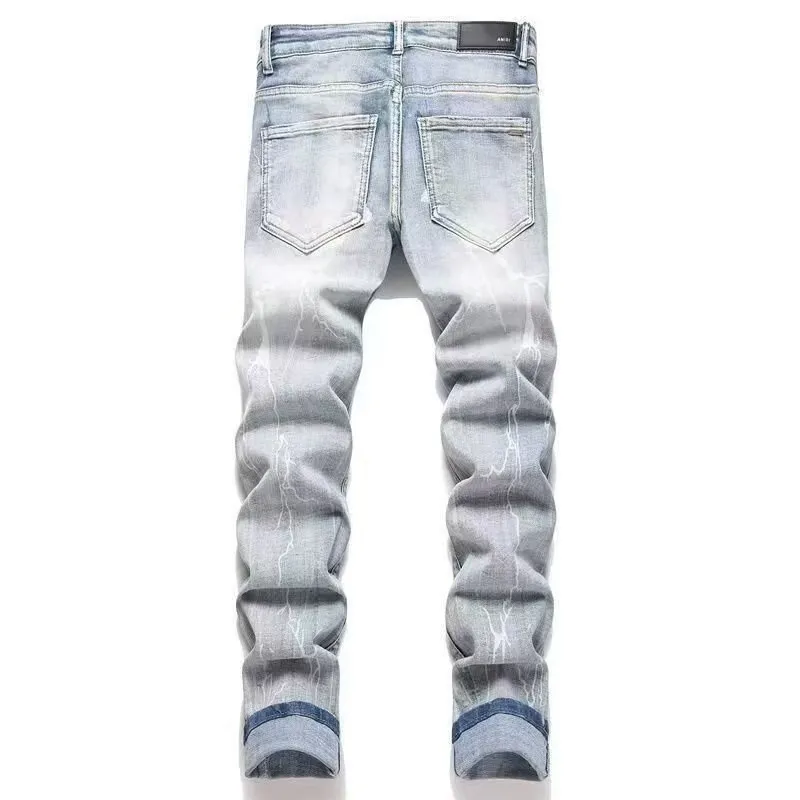 P166 Top replica AMIRI splash-ink medal patch embroidered jeans trousers AMIRI high street basic ripped tight stretch jeans trousers Amiriamiri is transliterated as Emil, which is the name of the founder. Mike Amiri, the founder of amiri, grew up in Los Angeles, USA. He was influenced by the local street culture Rock since childhood, so he founded the amiri brand named after himself. A variety of fashion brand clothing meets the needs of different fashion players. Amiri clothing has novel and unique styles and is a well-known street brand in the United States. Many of its styles and styles are loved by many street photographers. Various clothing styles meet the needs of different people, show their unique temperament, and show the trend of dressing. amiri's jeans are relatively famous. Not only do they have many styles, but the quality of the jeans is also very good. Many celebrities have also worn amiri brand jeans.  The jeans of the amiri brand break through the production process and cutting of the original jeans. The fabrics are relatively soft and comfortable, and are not as hard as some jeans, which can irritate the skin and cause the skin to bleed when worn. Los Angeles trendy brand Amiri's jeans are made with great detail from tailoring to texture, adding wrinkles, bullet holes, damage and other details to add to the trendiness of the jeans. You can choose the style that suits you according to your own needs. Only when you wear a suitable style can you have a certain sense of fashion.  In recent years, high street has become a word that appears more and more frequently in men's clothing. High street style has also become an important direction for everyone's matching. High street related items are basically inseparable from oversize or off-shoulder tops. The lower body is matched with trackpants or tight-fitting denim. In my opinion, the most representative one is perhaps annihilation. Color; picture color Size: m l xl xxl