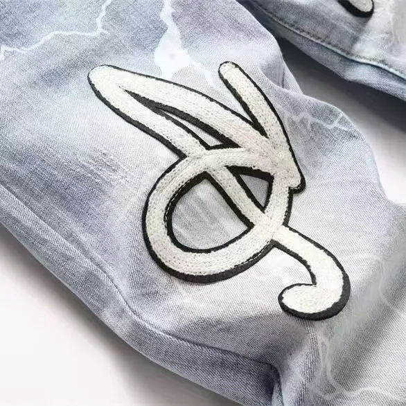P166 Top replica AMIRI splash-ink medal patch embroidered jeans trousers AMIRI high street basic ripped tight stretch jeans trousers Amiriamiri is transliterated as Emil, which is the name of the founder. Mike Amiri, the founder of amiri, grew up in Los Angeles, USA. He was influenced by the local street culture Rock since childhood, so he founded the amiri brand named after himself. A variety of fashion brand clothing meets the needs of different fashion players. Amiri clothing has novel and unique styles and is a well-known street brand in the United States. Many of its styles and styles are loved by many street photographers. Various clothing styles meet the needs of different people, show their unique temperament, and show the trend of dressing. amiri's jeans are relatively famous. Not only do they have many styles, but the quality of the jeans is also very good. Many celebrities have also worn amiri brand jeans.  The jeans of the amiri brand break through the production process and cutting of the original jeans. The fabrics are relatively soft and comfortable, and are not as hard as some jeans, which can irritate the skin and cause the skin to bleed when worn. Los Angeles trendy brand Amiri's jeans are made with great detail from tailoring to texture, adding wrinkles, bullet holes, damage and other details to add to the trendiness of the jeans. You can choose the style that suits you according to your own needs. Only when you wear a suitable style can you have a certain sense of fashion.  In recent years, high street has become a word that appears more and more frequently in men's clothing. High street style has also become an important direction for everyone's matching. High street related items are basically inseparable from oversize or off-shoulder tops. The lower body is matched with trackpants or tight-fitting denim. In my opinion, the most representative one is perhaps annihilation. Color; picture color Size: m l xl xxl