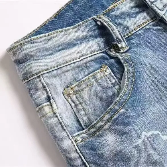 P166 Top replica AMIRI splash-ink medal patch embroidered jeans trousers AMIRI high street basic ripped tight stretch jeans trousers Amiriamiri is transliterated as Emil, which is the name of the founder. Mike Amiri, the founder of amiri, grew up in Los Angeles, USA. He was influenced by the local street culture Rock since childhood, so he founded the amiri brand named after himself. A variety of fashion brand clothing meets the needs of different fashion players. Amiri clothing has novel and unique styles and is a well-known street brand in the United States. Many of its styles and styles are loved by many street photographers. Various clothing styles meet the needs of different people, show their unique temperament, and show the trend of dressing. amiri's jeans are relatively famous. Not only do they have many styles, but the quality of the jeans is also very good. Many celebrities have also worn amiri brand jeans.  The jeans of the amiri brand break through the production process and cutting of the original jeans. The fabrics are relatively soft and comfortable, and are not as hard as some jeans, which can irritate the skin and cause the skin to bleed when worn. Los Angeles trendy brand Amiri's jeans are made with great detail from tailoring to texture, adding wrinkles, bullet holes, damage and other details to add to the trendiness of the jeans. You can choose the style that suits you according to your own needs. Only when you wear a suitable style can you have a certain sense of fashion.  In recent years, high street has become a word that appears more and more frequently in men's clothing. High street style has also become an important direction for everyone's matching. High street related items are basically inseparable from oversize or off-shoulder tops. The lower body is matched with trackpants or tight-fitting denim. In my opinion, the most representative one is perhaps annihilation. Color; picture color Size: m l xl xxl