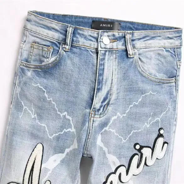 P166 Top replica AMIRI splash-ink medal patch embroidered jeans trousers AMIRI high street basic ripped tight stretch jeans trousers Amiriamiri is transliterated as Emil, which is the name of the founder. Mike Amiri, the founder of amiri, grew up in Los Angeles, USA. He was influenced by the local street culture Rock since childhood, so he founded the amiri brand named after himself. A variety of fashion brand clothing meets the needs of different fashion players. Amiri clothing has novel and unique styles and is a well-known street brand in the United States. Many of its styles and styles are loved by many street photographers. Various clothing styles meet the needs of different people, show their unique temperament, and show the trend of dressing. amiri's jeans are relatively famous. Not only do they have many styles, but the quality of the jeans is also very good. Many celebrities have also worn amiri brand jeans.  The jeans of the amiri brand break through the production process and cutting of the original jeans. The fabrics are relatively soft and comfortable, and are not as hard as some jeans, which can irritate the skin and cause the skin to bleed when worn. Los Angeles trendy brand Amiri's jeans are made with great detail from tailoring to texture, adding wrinkles, bullet holes, damage and other details to add to the trendiness of the jeans. You can choose the style that suits you according to your own needs. Only when you wear a suitable style can you have a certain sense of fashion.  In recent years, high street has become a word that appears more and more frequently in men's clothing. High street style has also become an important direction for everyone's matching. High street related items are basically inseparable from oversize or off-shoulder tops. The lower body is matched with trackpants or tight-fitting denim. In my opinion, the most representative one is perhaps annihilation. Color; picture color Size: m l xl xxl
