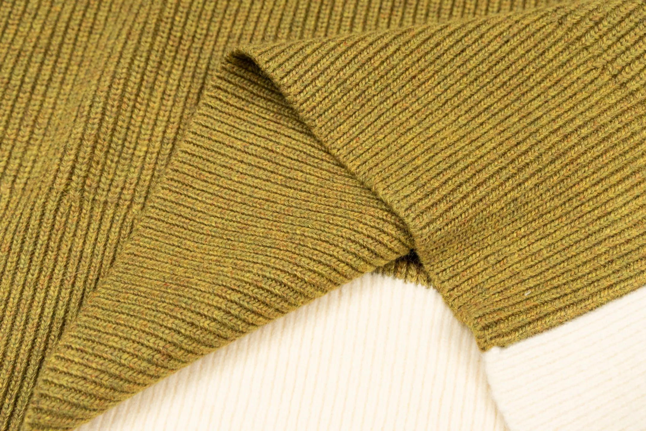 🅿️560 [Exclusive supply] Ami love towel embroidered contrasting color V-neck sweater (green) The original version was purchased for 4,592 and developed. The fabric is made of alpaca wool to maintain a stable pattern. The stitching is even and firm, and the details are meticulously handled, reflecting the brand's strict control over quality. The overall design is simple and elegant, suitable for various occasions. Whether it is business or leisure, it can show an elegant and decent style. The overall wiring is straight and delicate, the fabric is comfortable and soft, and the color is consistent without color difference. It can be matched with the same style to create a fashionable look, and can be used in various occasions. Customized accessories, complete with three standards, the same style for men and women. Size:S-M-L-XL