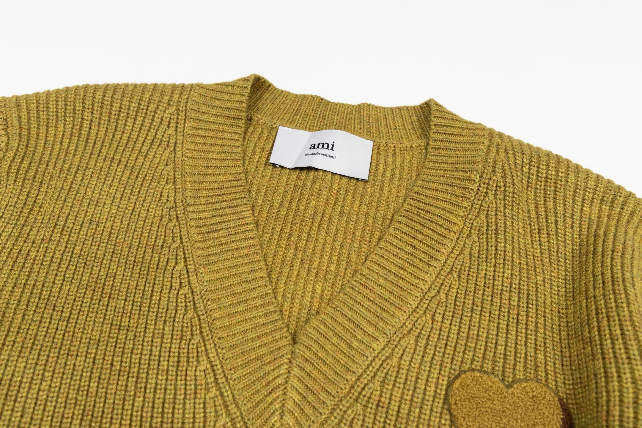 🅿️560 [Exclusive supply] Ami love towel embroidered contrasting color V-neck sweater (green) The original version was purchased for 4,592 and developed. The fabric is made of alpaca wool to maintain a stable pattern. The stitching is even and firm, and the details are meticulously handled, reflecting the brand's strict control over quality. The overall design is simple and elegant, suitable for various occasions. Whether it is business or leisure, it can show an elegant and decent style. The overall wiring is straight and delicate, the fabric is comfortable and soft, and the color is consistent without color difference. It can be matched with the same style to create a fashionable look, and can be used in various occasions. Customized accessories, complete with three standards, the same style for men and women. Size:S-M-L-XL