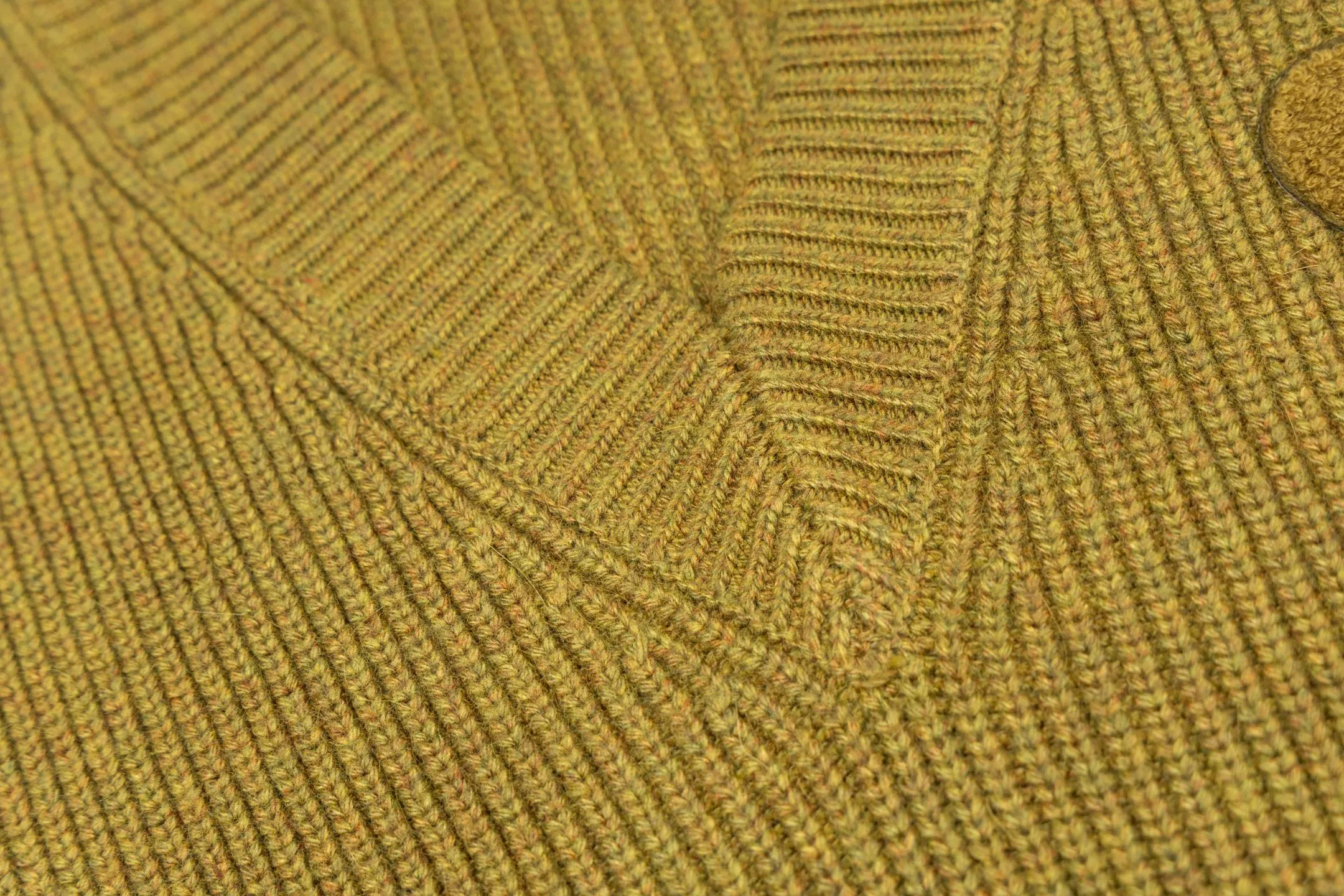🅿️560 [Exclusive supply] Ami love towel embroidered contrasting color V-neck sweater (green) The original version was purchased for 4,592 and developed. The fabric is made of alpaca wool to maintain a stable pattern. The stitching is even and firm, and the details are meticulously handled, reflecting the brand's strict control over quality. The overall design is simple and elegant, suitable for various occasions. Whether it is business or leisure, it can show an elegant and decent style. The overall wiring is straight and delicate, the fabric is comfortable and soft, and the color is consistent without color difference. It can be matched with the same style to create a fashionable look, and can be used in various occasions. Customized accessories, complete with three standards, the same style for men and women. Size:S-M-L-XL
