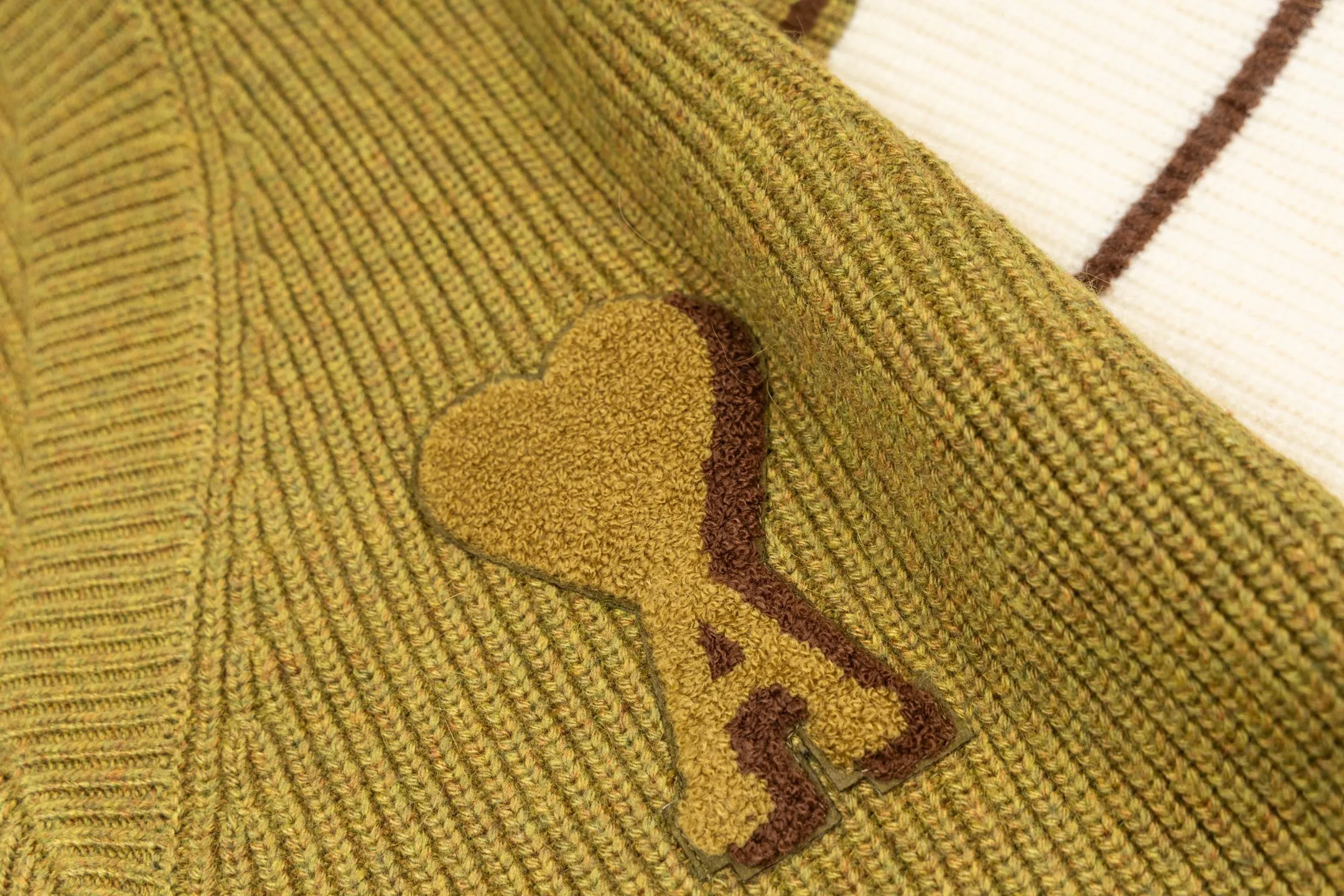 🅿️560 [Exclusive supply] Ami love towel embroidered contrasting color V-neck sweater (green) The original version was purchased for 4,592 and developed. The fabric is made of alpaca wool to maintain a stable pattern. The stitching is even and firm, and the details are meticulously handled, reflecting the brand's strict control over quality. The overall design is simple and elegant, suitable for various occasions. Whether it is business or leisure, it can show an elegant and decent style. The overall wiring is straight and delicate, the fabric is comfortable and soft, and the color is consistent without color difference. It can be matched with the same style to create a fashionable look, and can be used in various occasions. Customized accessories, complete with three standards, the same style for men and women. Size:S-M-L-XL
