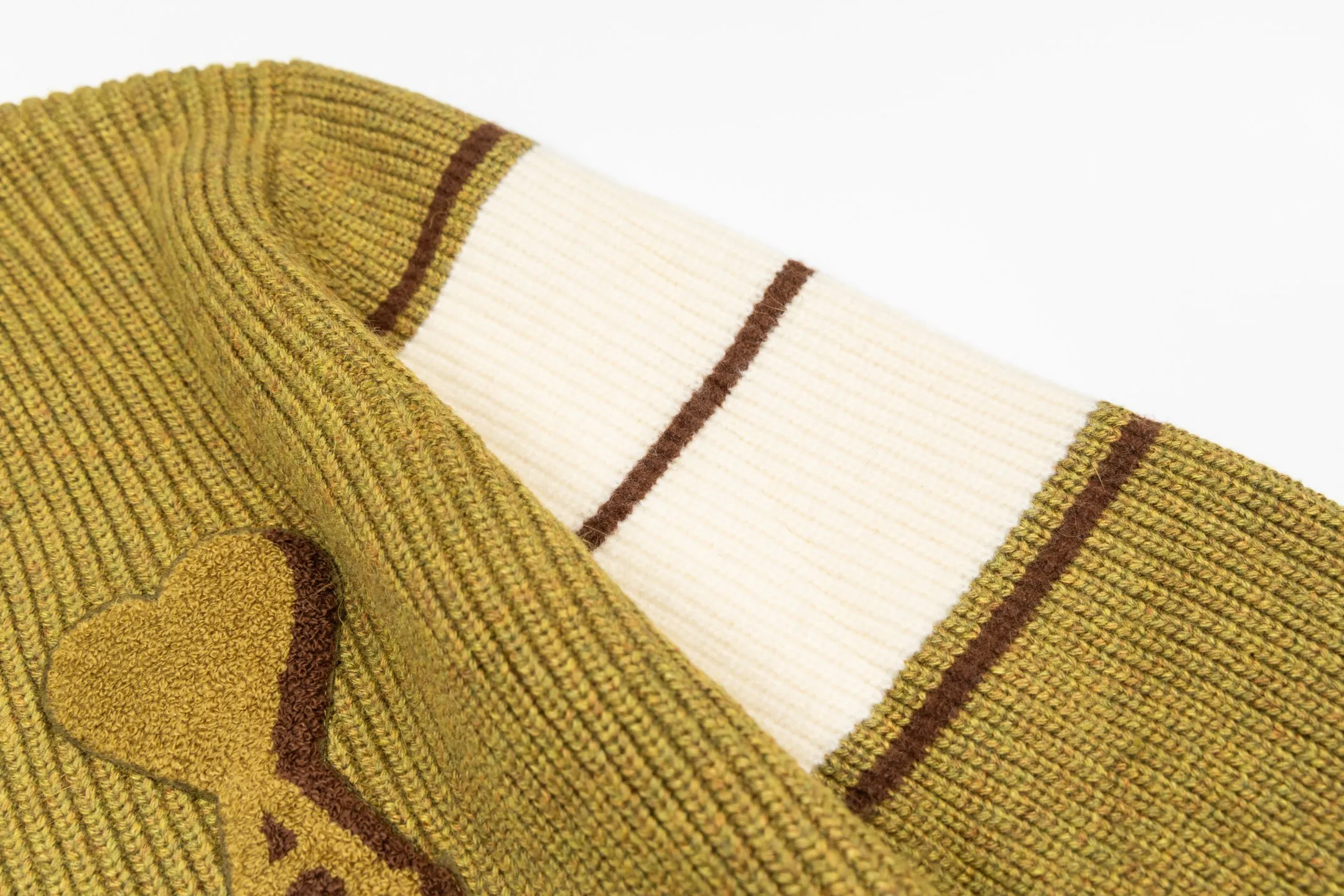 🅿️560 [Exclusive supply] Ami love towel embroidered contrasting color V-neck sweater (green) The original version was purchased for 4,592 and developed. The fabric is made of alpaca wool to maintain a stable pattern. The stitching is even and firm, and the details are meticulously handled, reflecting the brand's strict control over quality. The overall design is simple and elegant, suitable for various occasions. Whether it is business or leisure, it can show an elegant and decent style. The overall wiring is straight and delicate, the fabric is comfortable and soft, and the color is consistent without color difference. It can be matched with the same style to create a fashionable look, and can be used in various occasions. Customized accessories, complete with three standards, the same style for men and women. Size:S-M-L-XL