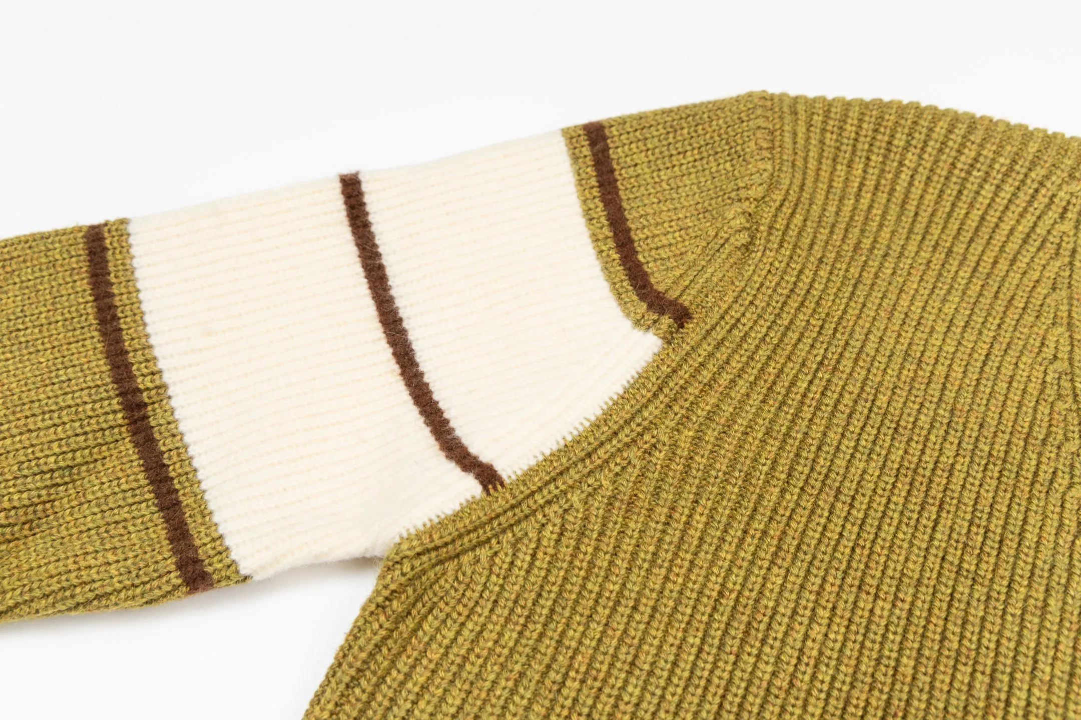 🅿️560 [Exclusive supply] Ami love towel embroidered contrasting color V-neck sweater (green) The original version was purchased for 4,592 and developed. The fabric is made of alpaca wool to maintain a stable pattern. The stitching is even and firm, and the details are meticulously handled, reflecting the brand's strict control over quality. The overall design is simple and elegant, suitable for various occasions. Whether it is business or leisure, it can show an elegant and decent style. The overall wiring is straight and delicate, the fabric is comfortable and soft, and the color is consistent without color difference. It can be matched with the same style to create a fashionable look, and can be used in various occasions. Customized accessories, complete with three standards, the same style for men and women. Size:S-M-L-XL