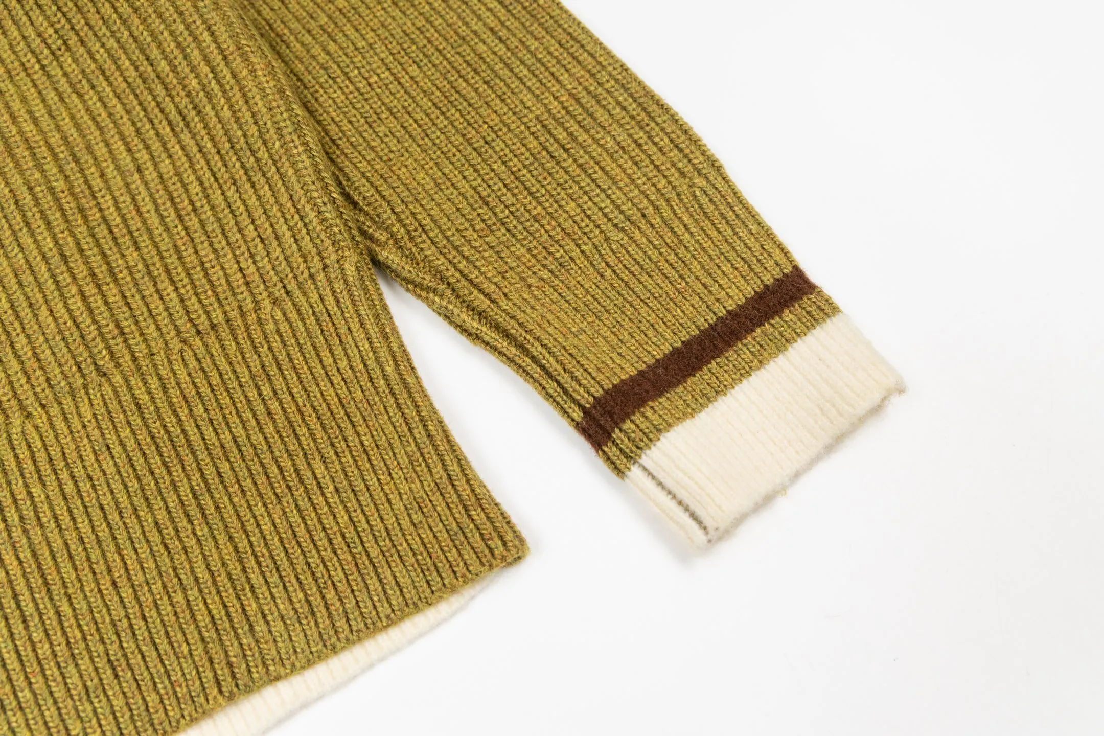 🅿️560 [Exclusive supply] Ami love towel embroidered contrasting color V-neck sweater (green) The original version was purchased for 4,592 and developed. The fabric is made of alpaca wool to maintain a stable pattern. The stitching is even and firm, and the details are meticulously handled, reflecting the brand's strict control over quality. The overall design is simple and elegant, suitable for various occasions. Whether it is business or leisure, it can show an elegant and decent style. The overall wiring is straight and delicate, the fabric is comfortable and soft, and the color is consistent without color difference. It can be matched with the same style to create a fashionable look, and can be used in various occasions. Customized accessories, complete with three standards, the same style for men and women. Size:S-M-L-XL